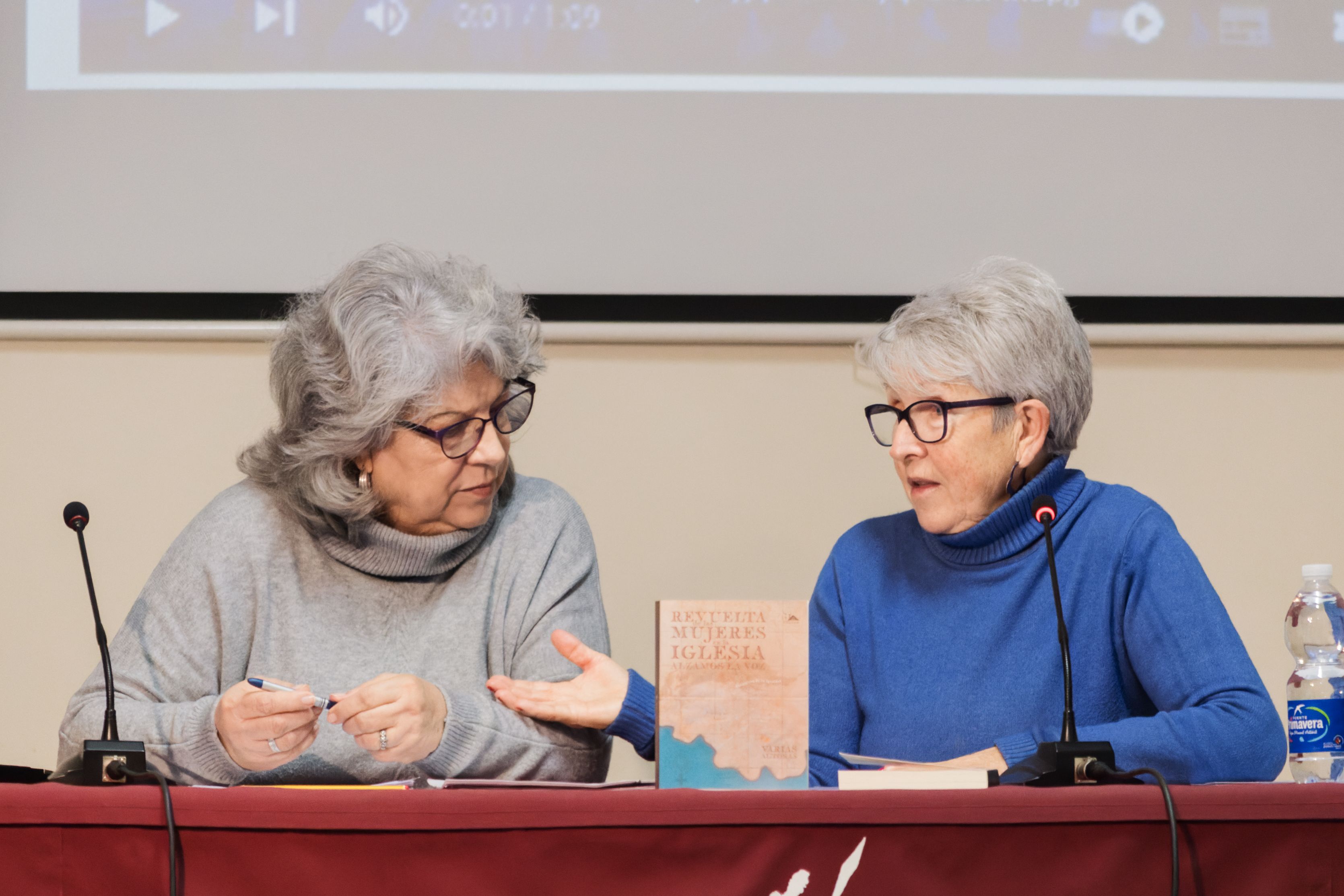La conferenciante en un instante del debate en torno a su charla.      CANDELA NUÑEZ 