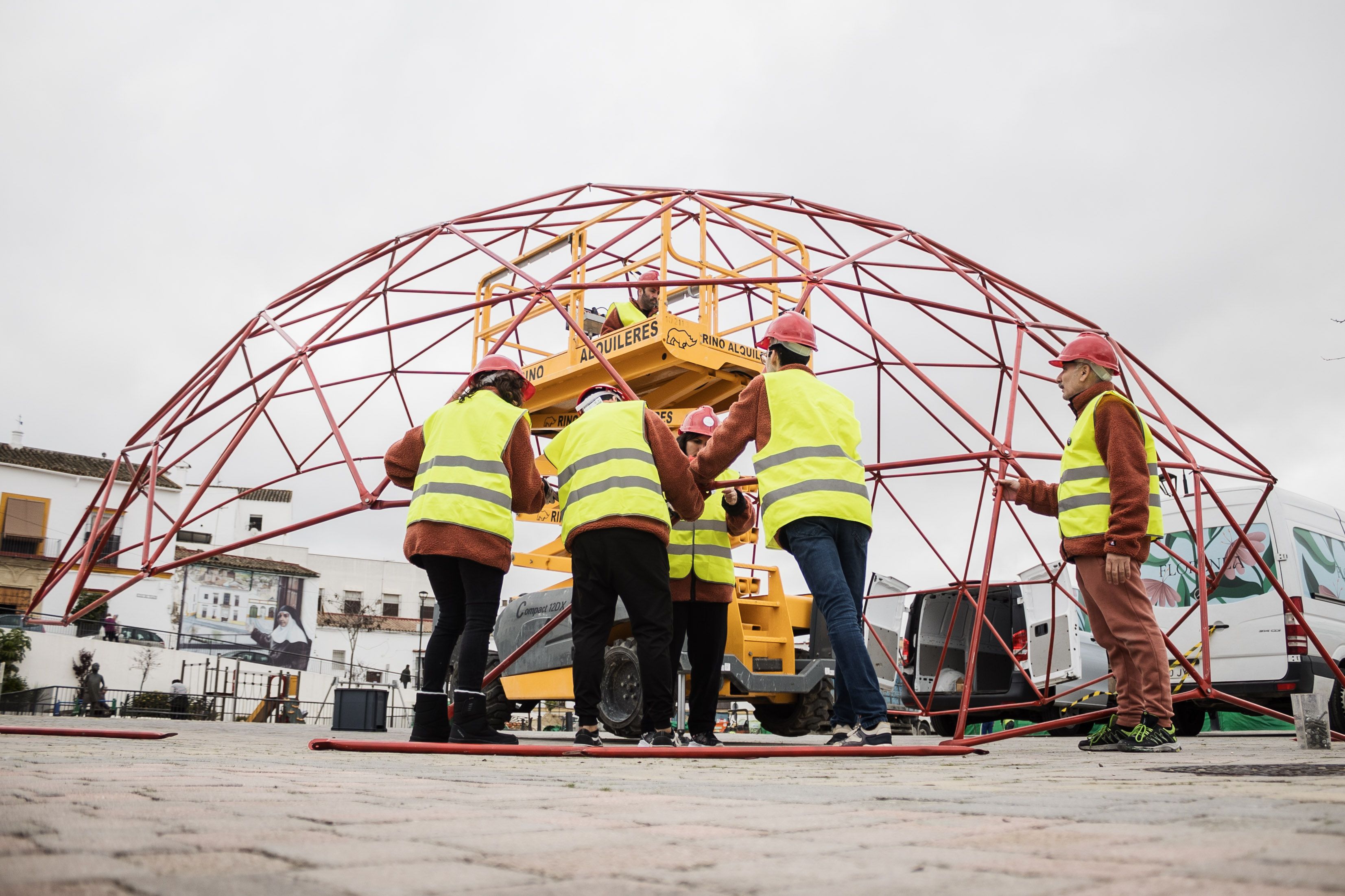 Preparativos del espectáculo; la cúpula que cubrirá el monumento floral tomando forma.