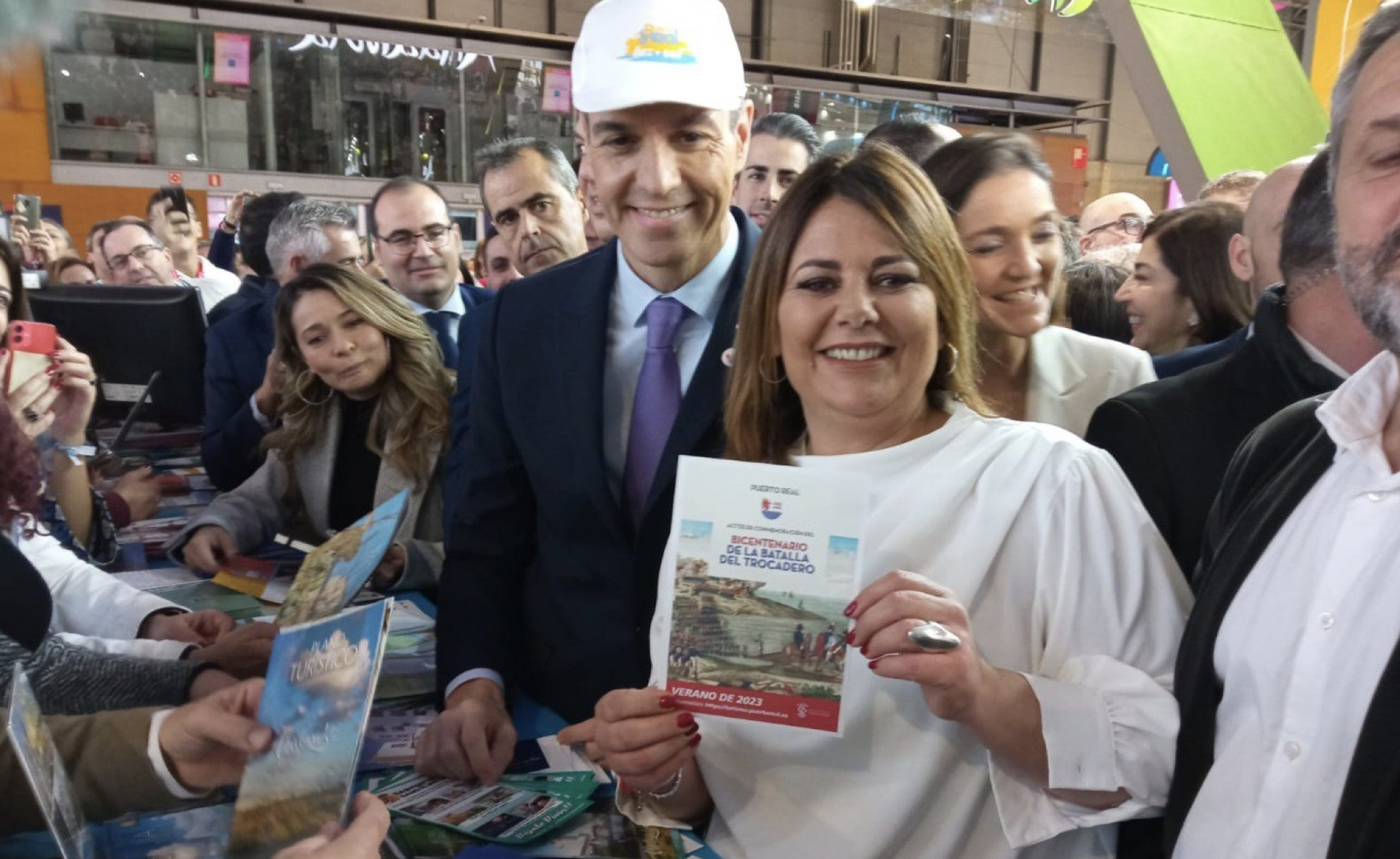 Pedro Sánchez junto a Elena Amaya, alcaldesa de Puerto Real, este viernes en Fitur.