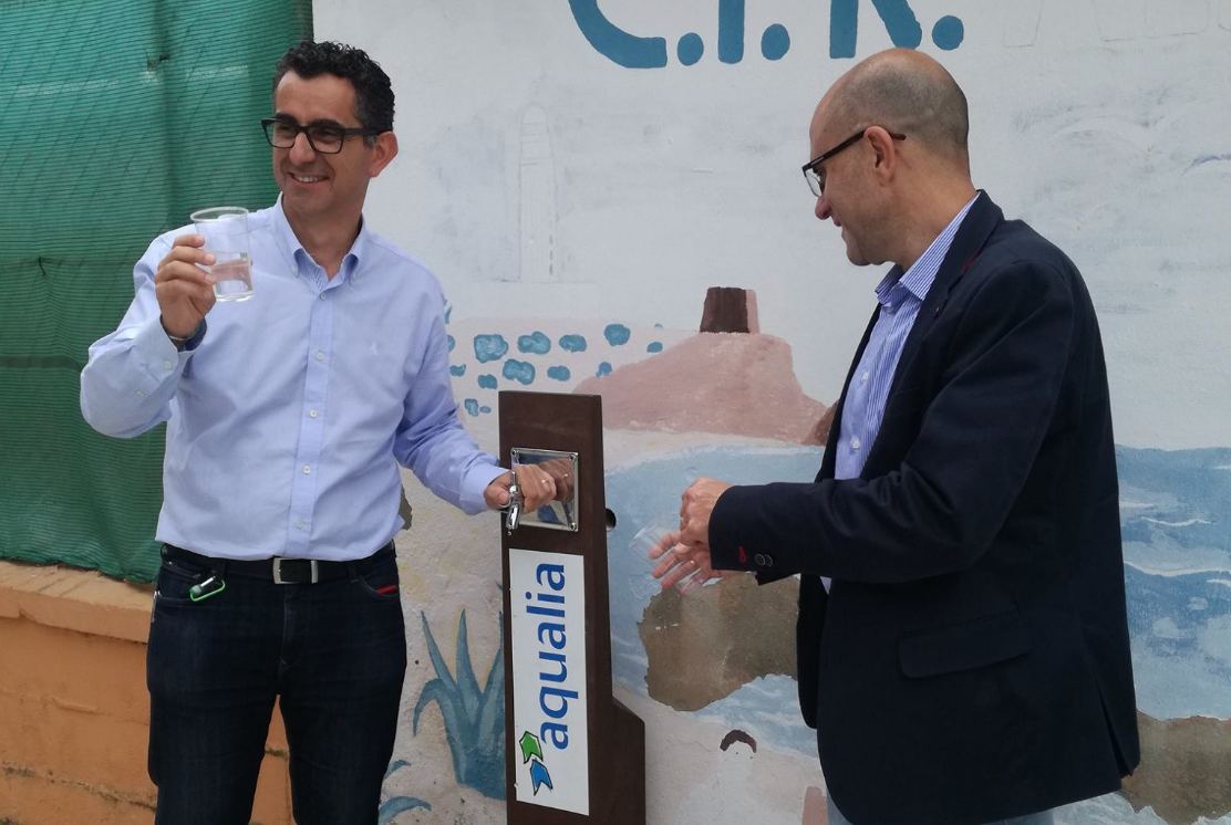 El reelegido alcalde de Barbate, Miguel Molina, a la izquierda, en una imagen de archivo.
