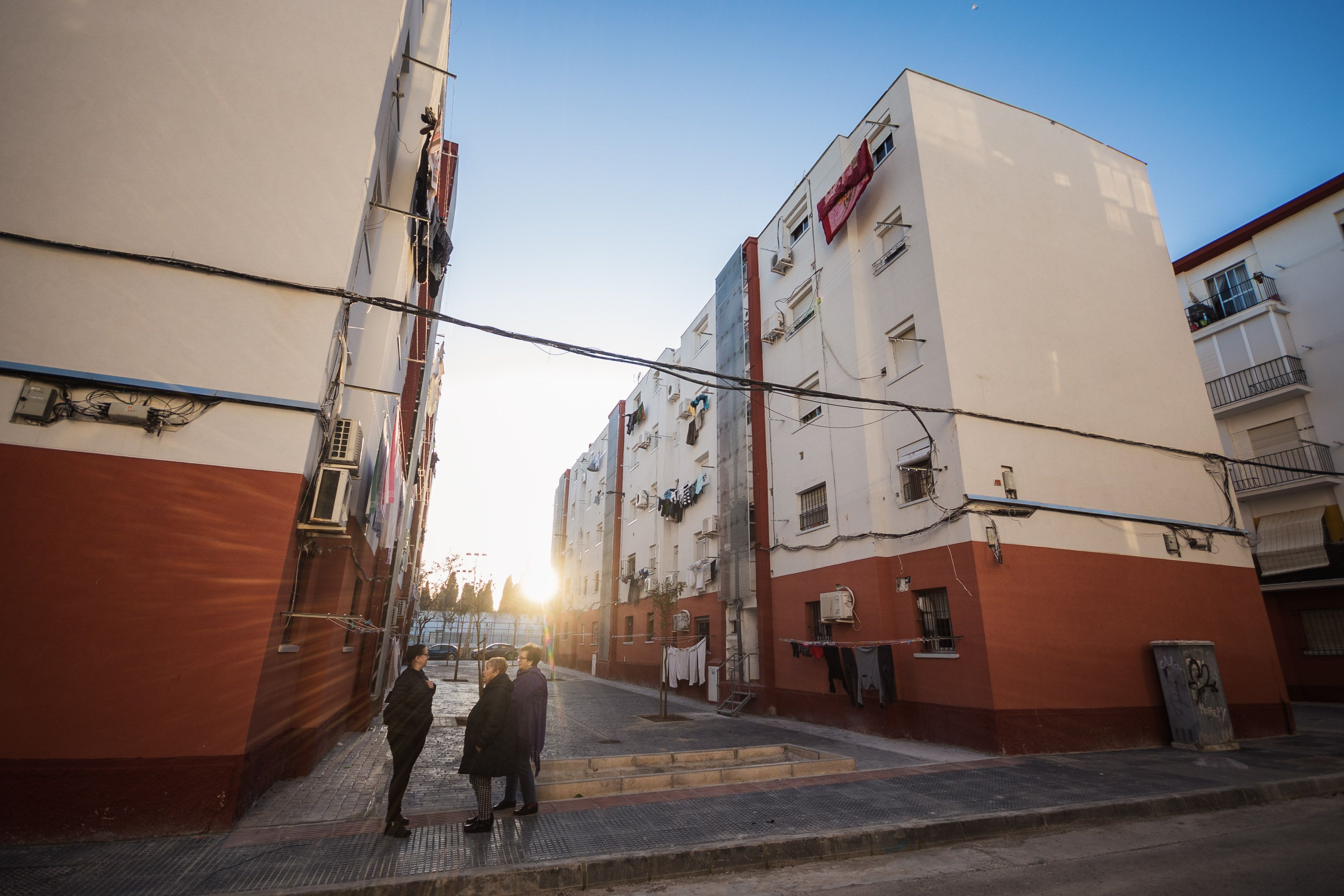 Las vecinas en una de las calles de Los Milagros.