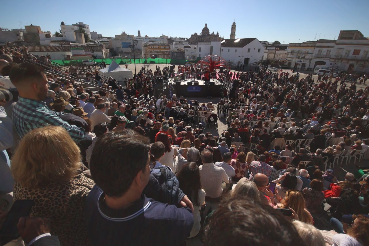 Impresionante ambiente en la plaza Belén de Jerez para recordar a Lola Flores.   MANU GARCÍA