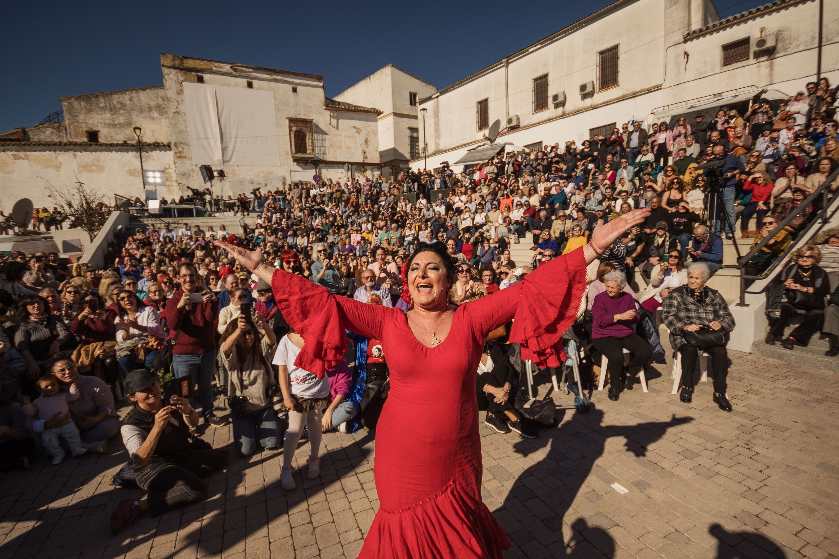 Macarena de Jerez, exultante y de rojo, ante el público que llenó la plaza.