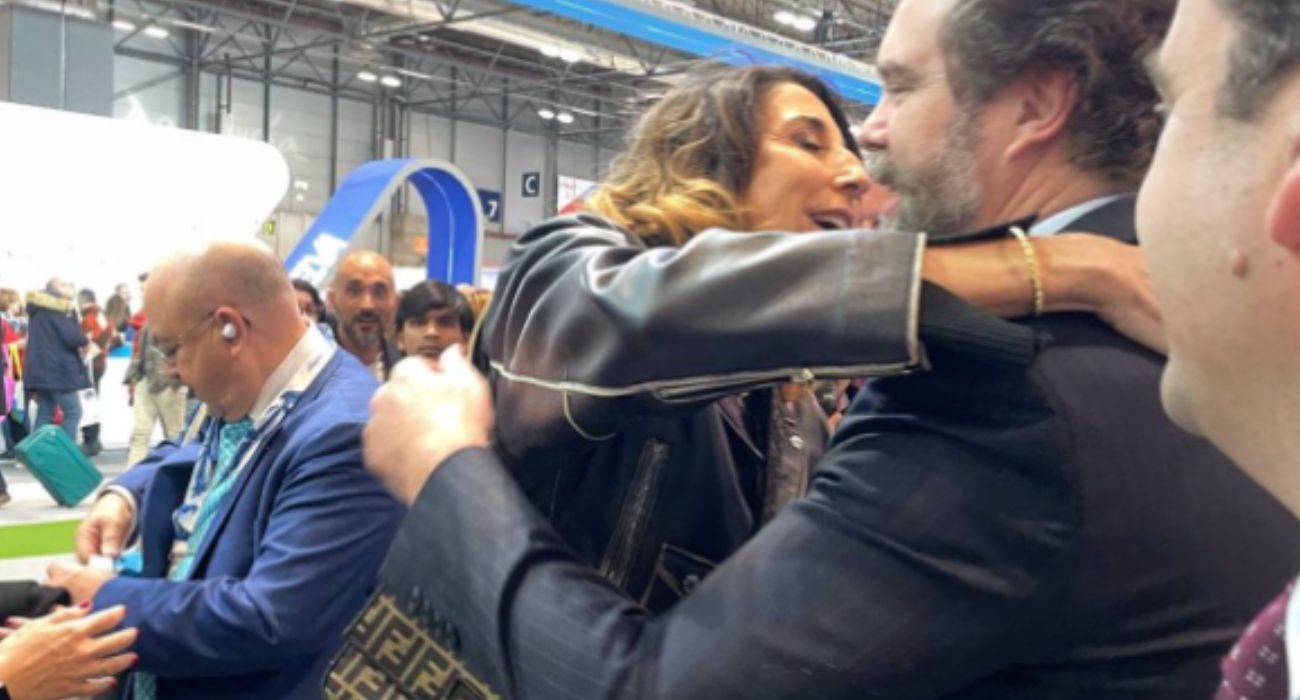 El abrazo entre Paz Padilla y Espinosa de los Monteros. El abrazo entre Paz Padilla y Espinosa de los Monteros.