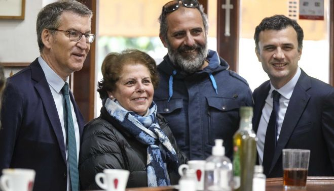 El líder nacional del PP con el candidato por Cádiz, Bruno García.  PP