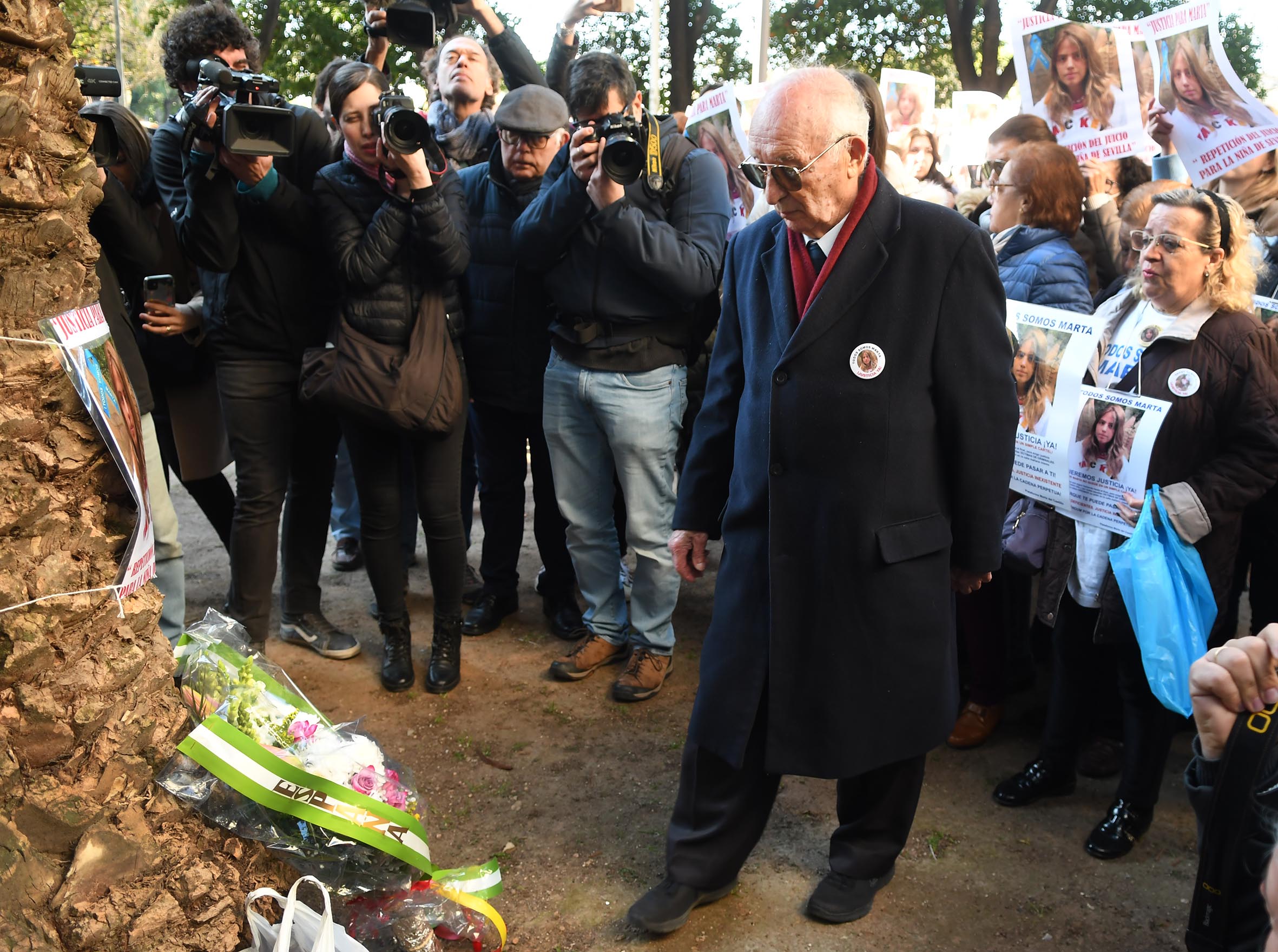 José Antonio Casanueva, abuelo de Marta del Castillo, tras depositar las flores.