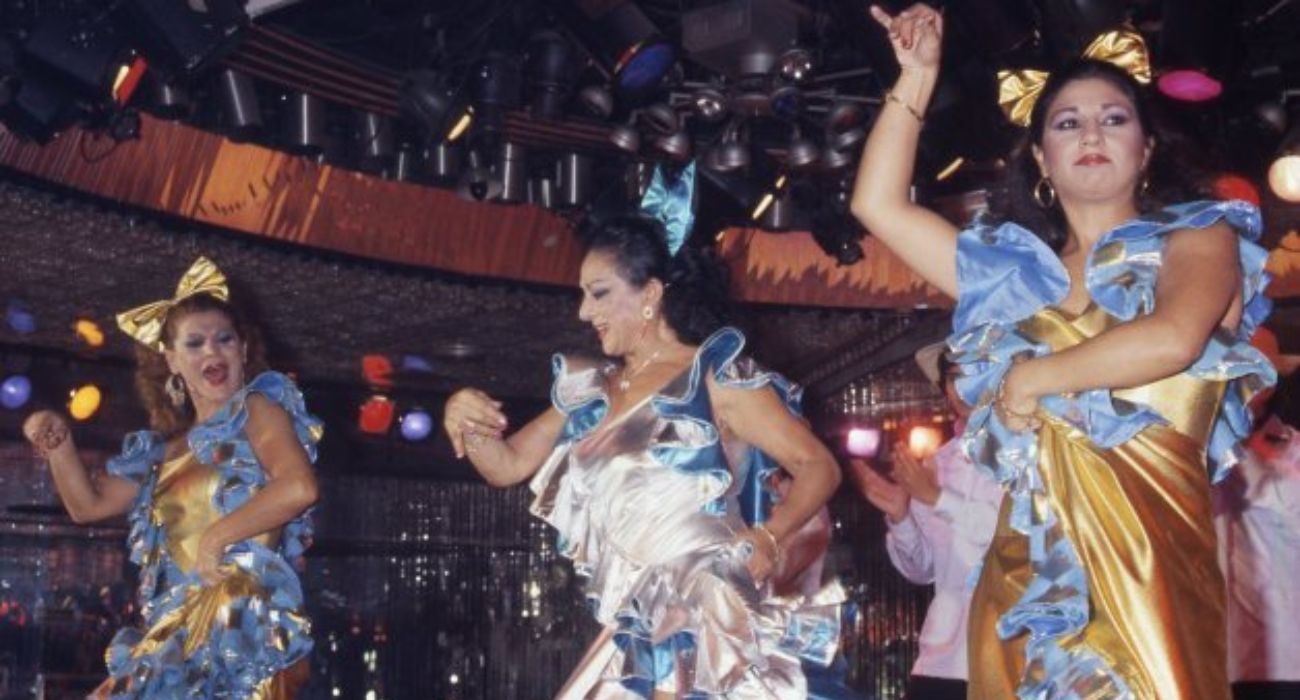 Lola Flores, en una actuación, junto a su hermana Carmen y su hija Lolita.