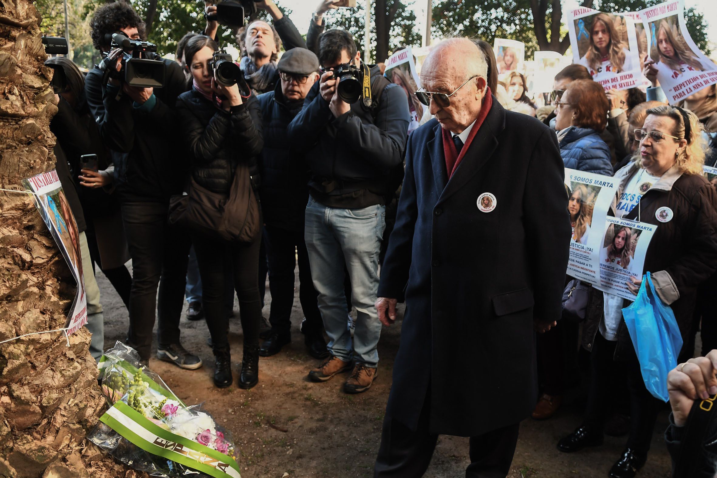 El abuelo de Marta del Castillo, en una concentración en recuerdo de la joven sevillana. El abuelo de Marta del Castillo, en una concentración en recuerdo de la joven sevillana.