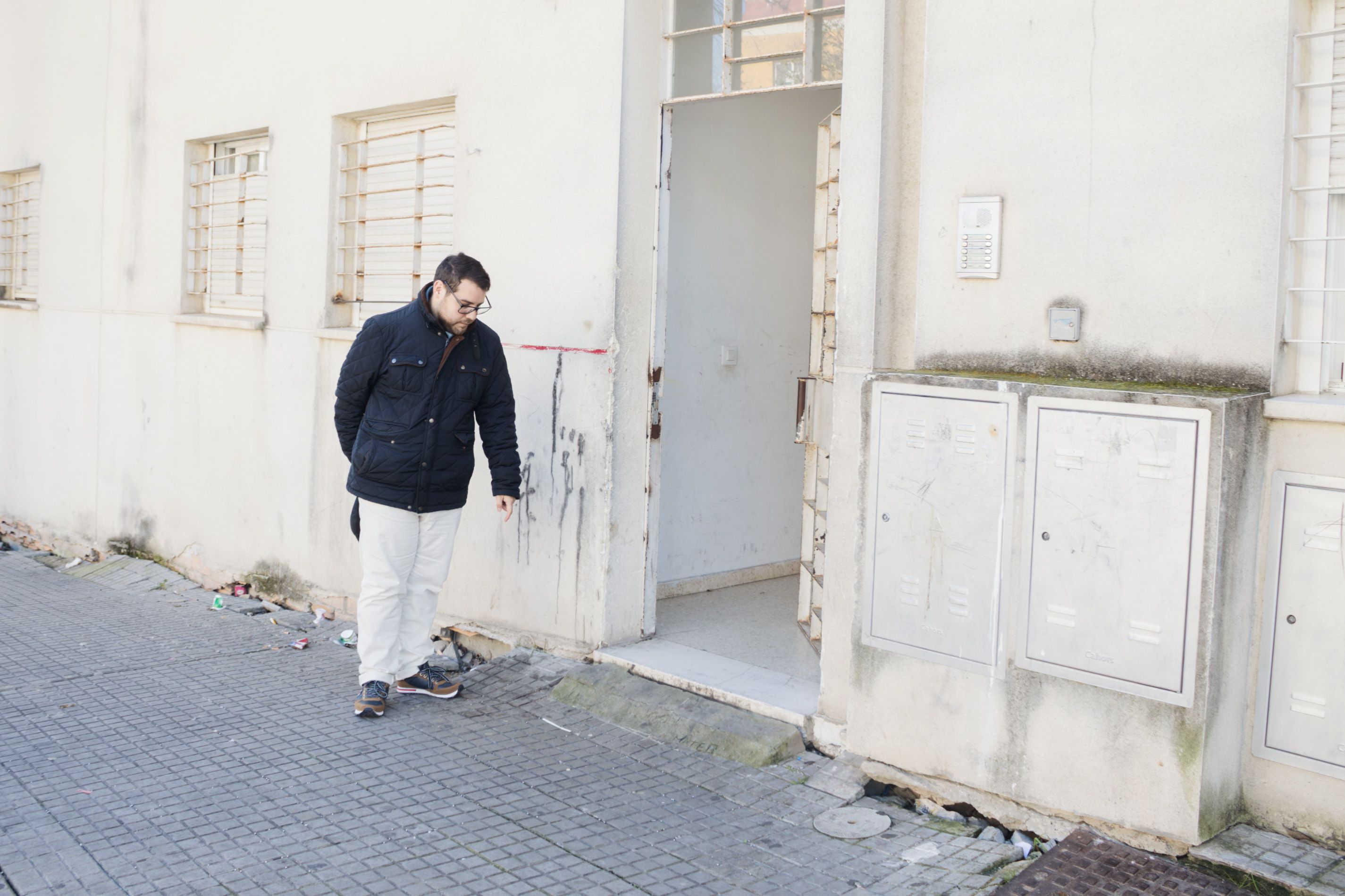 Uno de los vecinos de la calle Azorín muestra el estado de la zona.