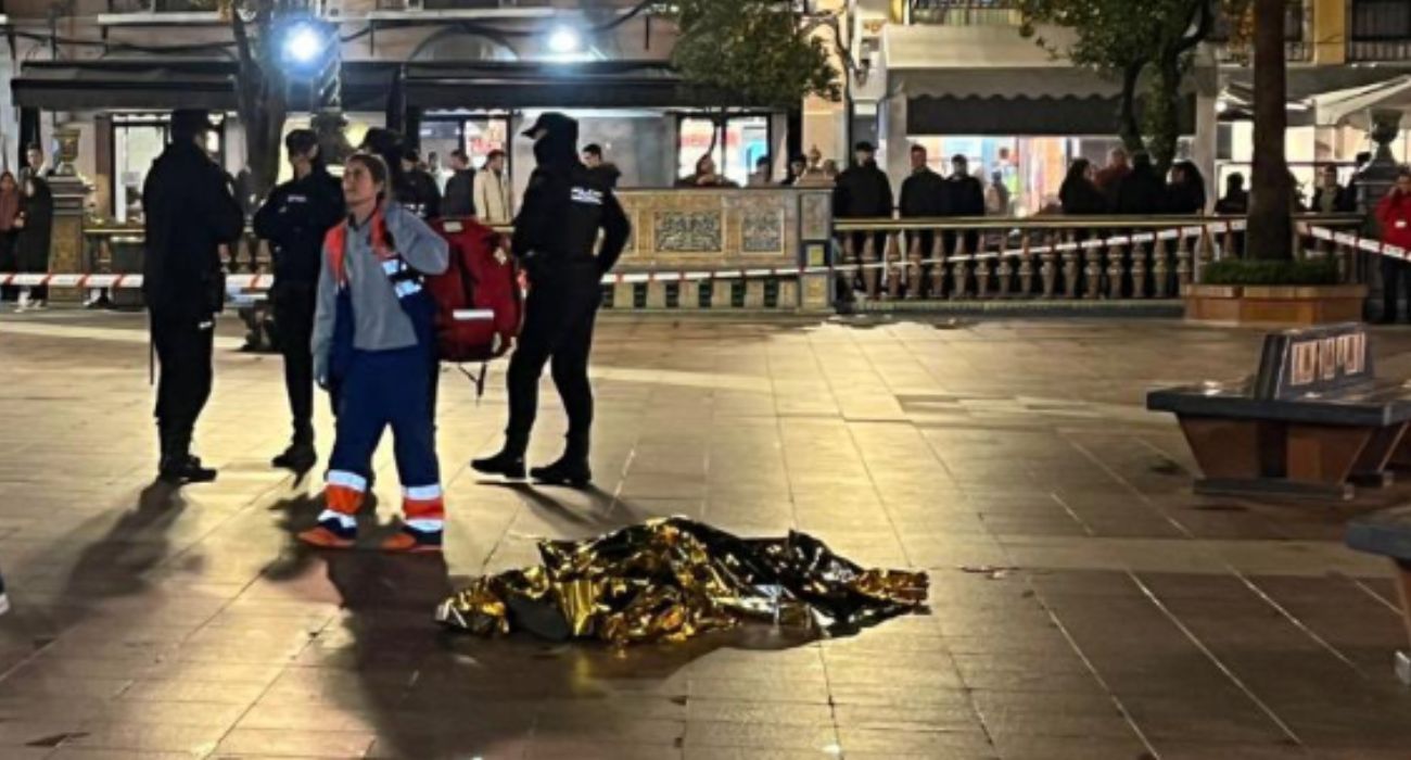 El cuerpo sin vida del sacristán asesinado en Algeciras tras el ataque de un yihadista.