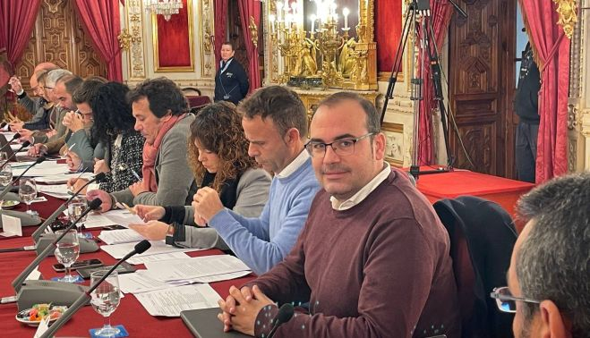 Hugo Palomares (IU), alcalde de Bornos , en el pleno de la Diputación. IUCADIZ