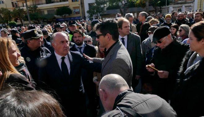 El alcalde en la concentración de protesta. AYTO ALGECIRAS