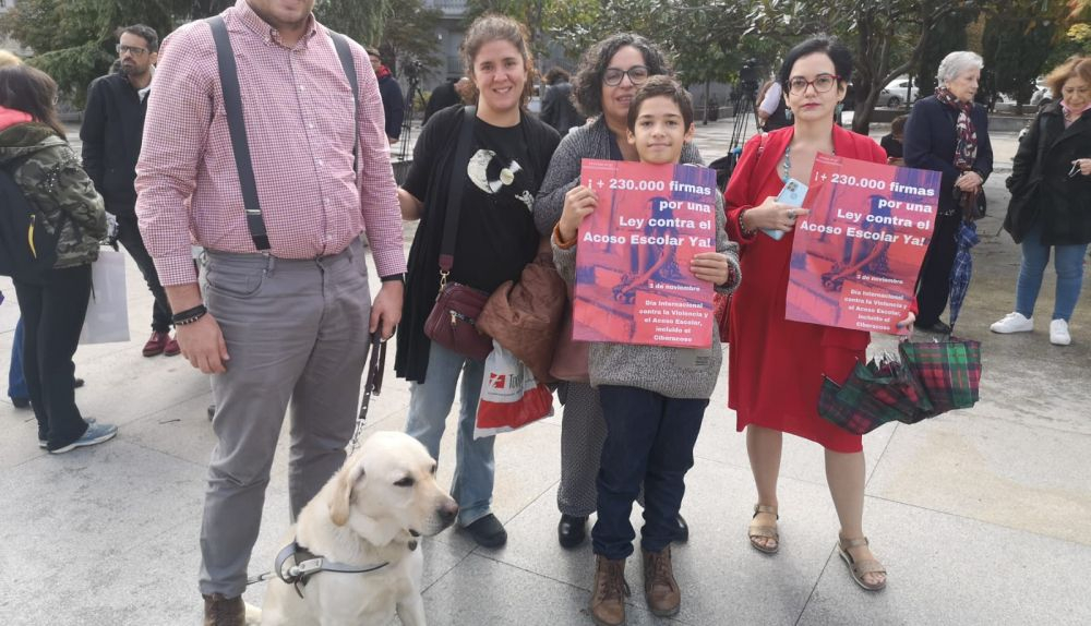 Pablo, con su madre, el día que se presentarno El dia que se presentaron las firmas para la ley contra el acoso en el Congreso junto al Padre de Kira López.