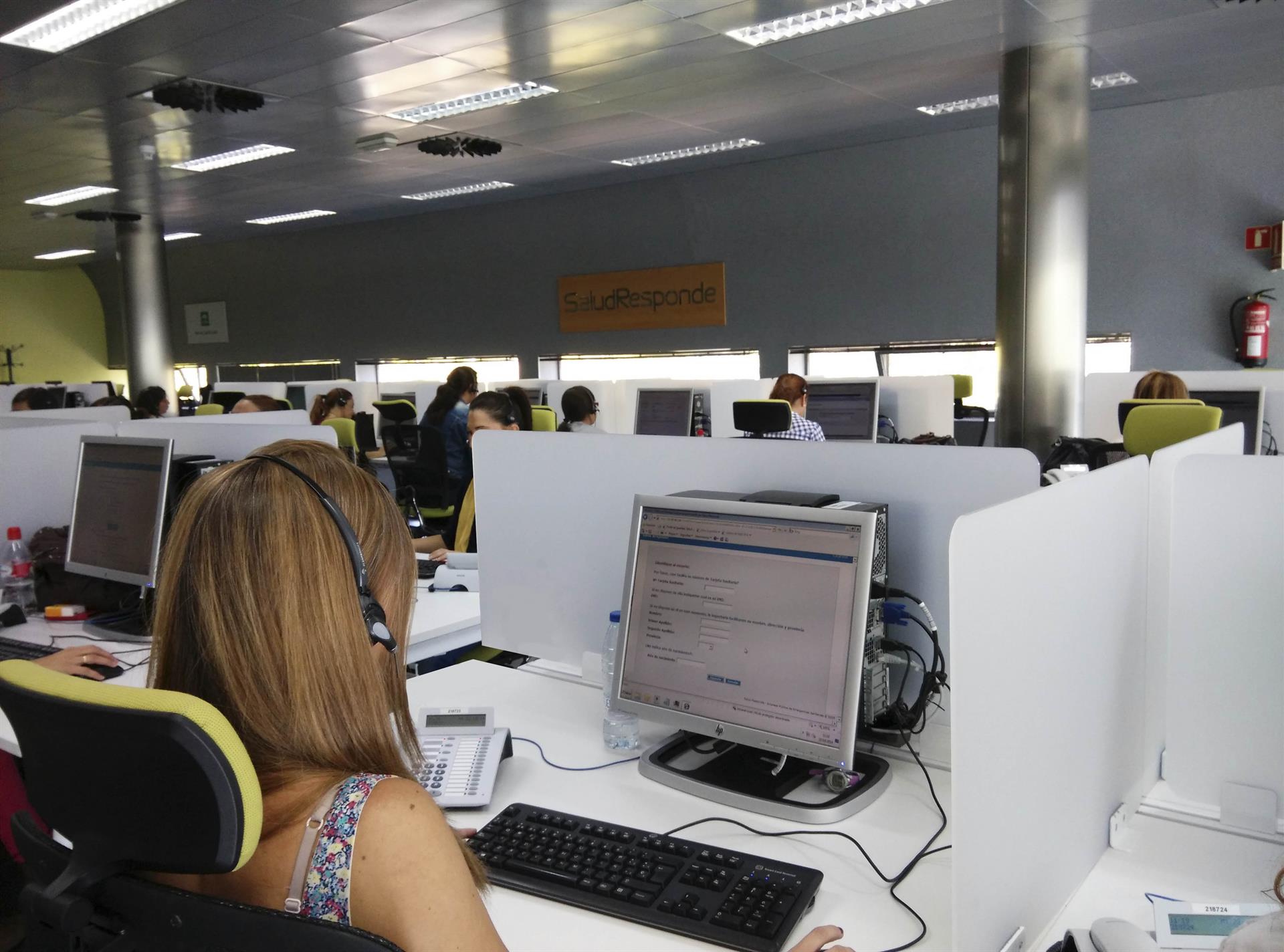 Trabajadores de atención telefónica de Salud Responde, en una imagen de archivo.