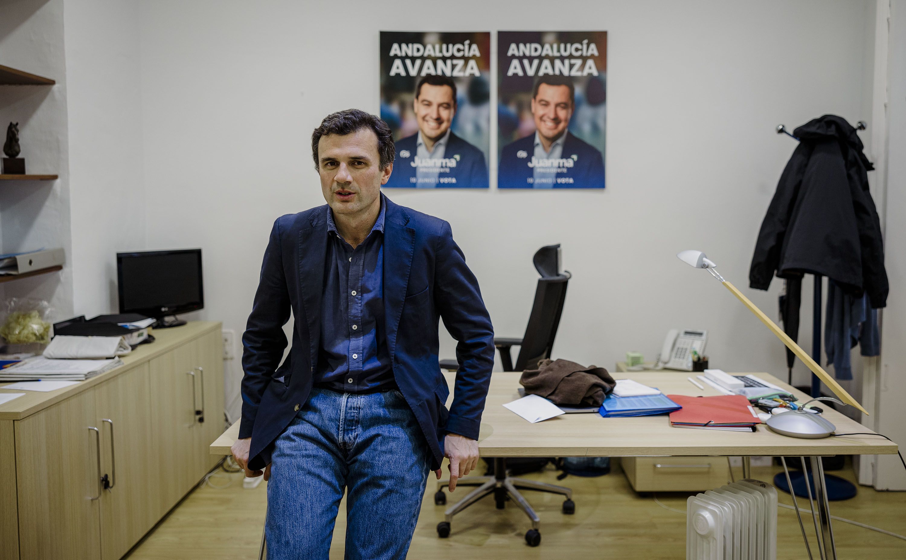 El alcaldable del PP de Cádiz, ante la mesa de su despacho y unos carteles de la pasada campaña de Moreno en las autonómicas, donde logró la mayoría absoluta.