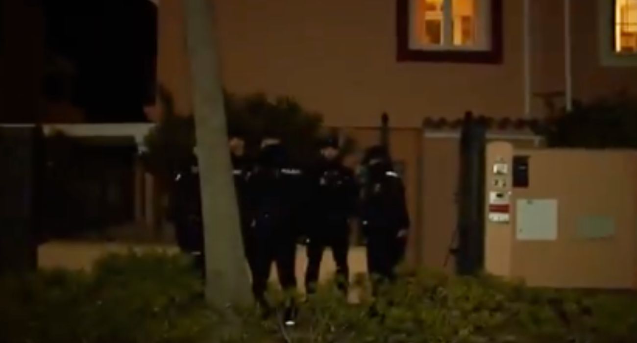 Agentes de la Policía Nacional, en la puerta de la vivienda donde se han hallado los dos cadáveres.