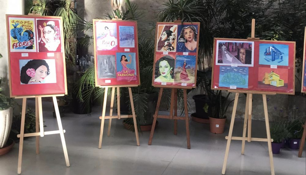 Retratos de la irrepetible artista en los pasillos del centro educativo.