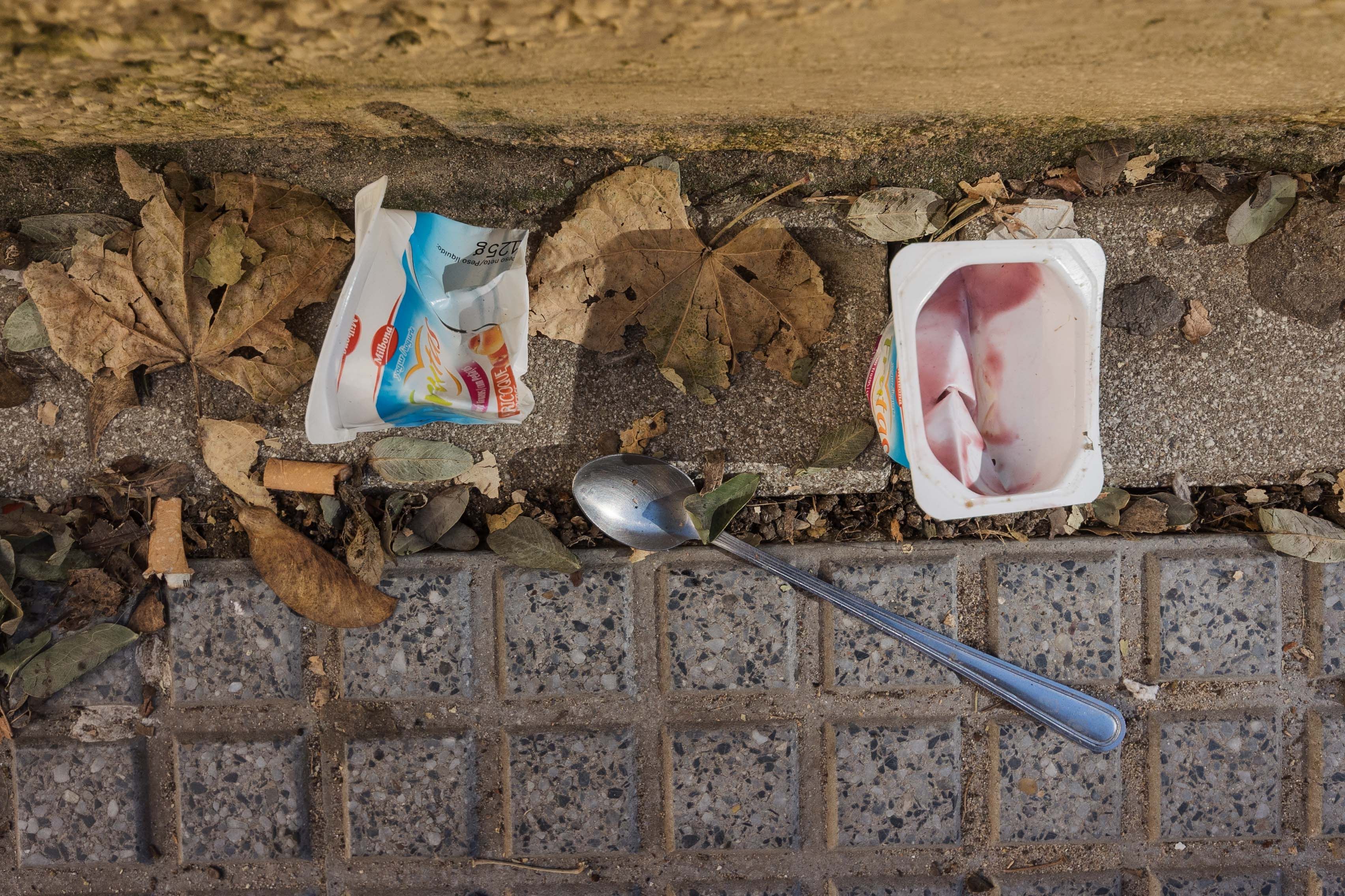 Basura en los rincones de la plaza. 