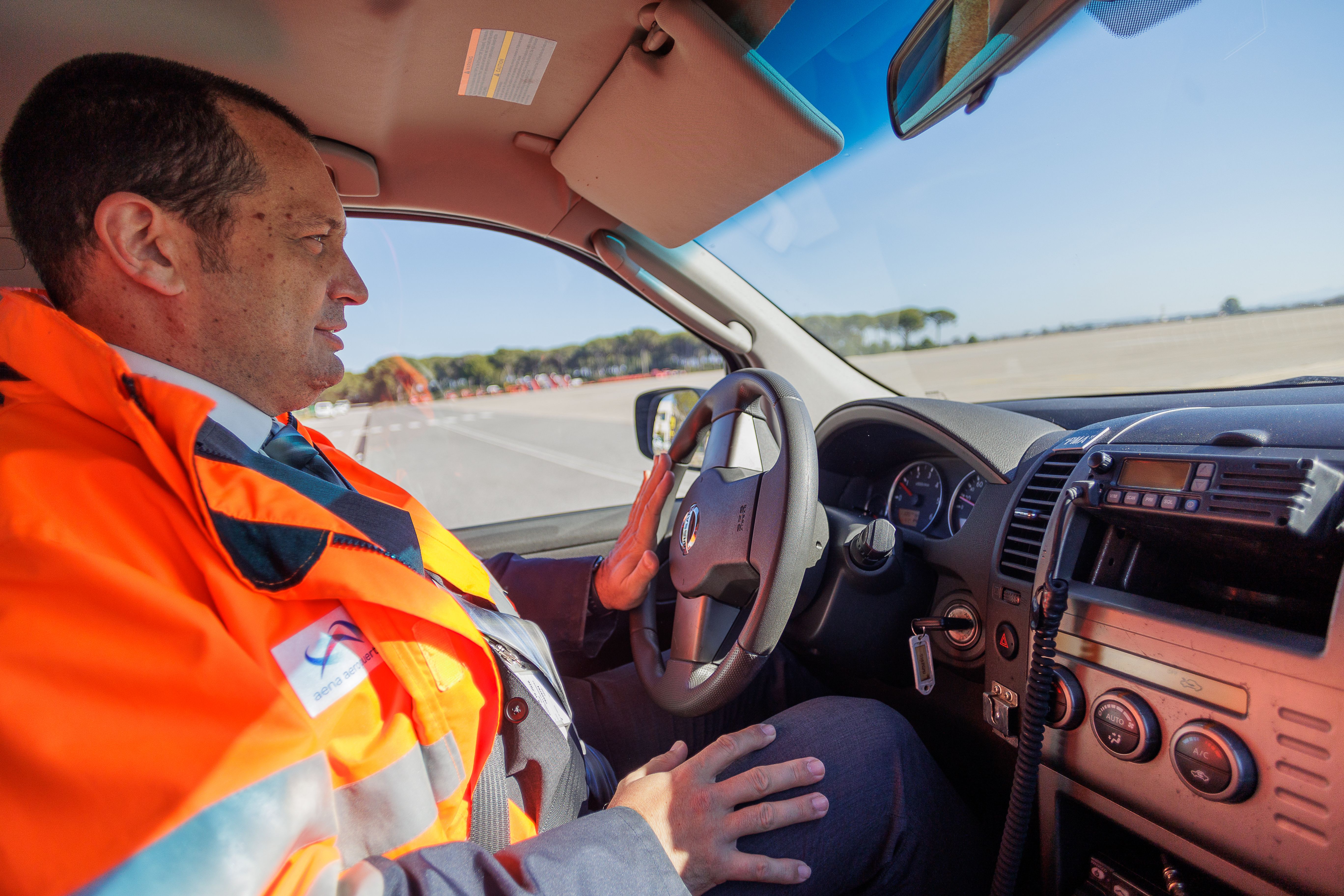 El director del aeropuerto conduciendo un vehículo de pista.    JUAN CARLOS TORO