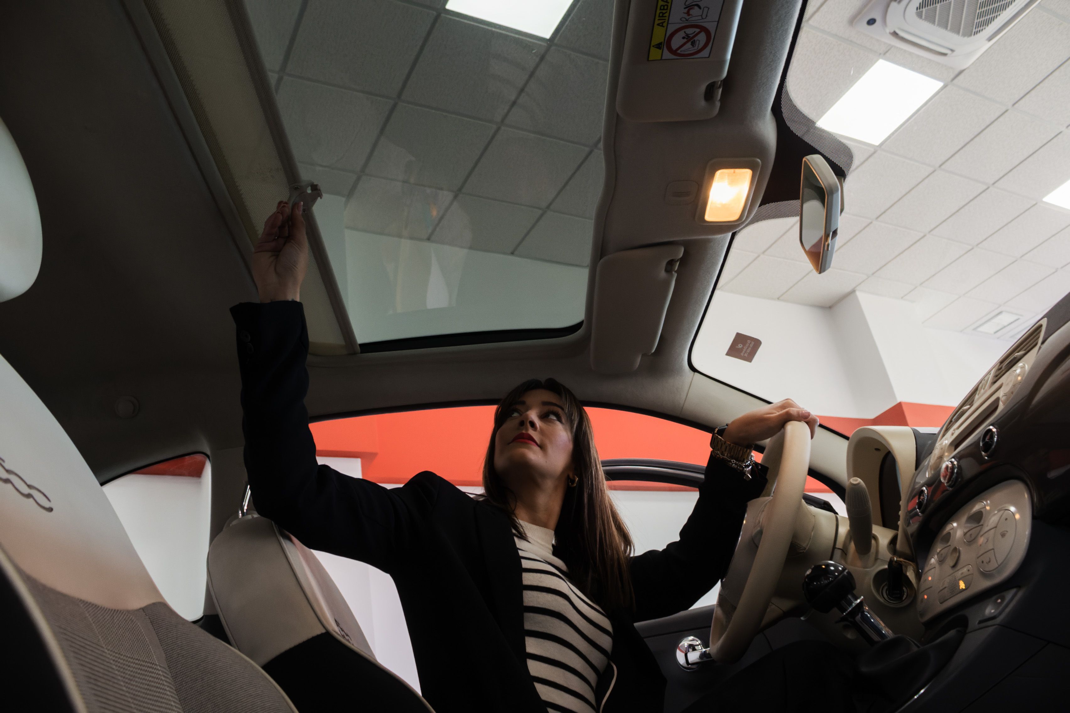 Con todos los detalles, una vendedora de Driveris Jerez mostrando el interior de un vehículo.     CANDELA NÚÑEZ