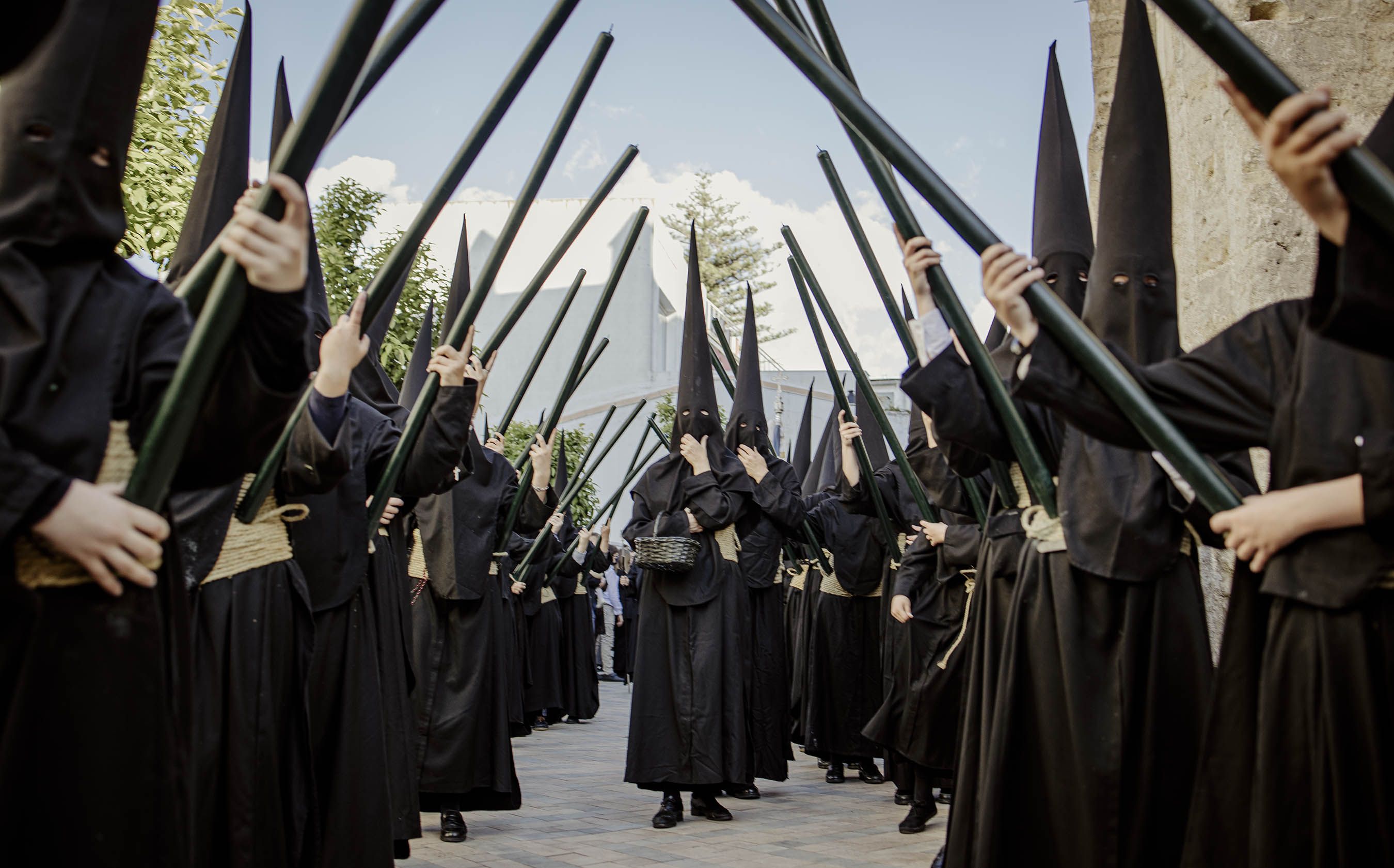 Cortejo de nazarenos de la Hermandad de la Vera Cruz.     ESTEBAN