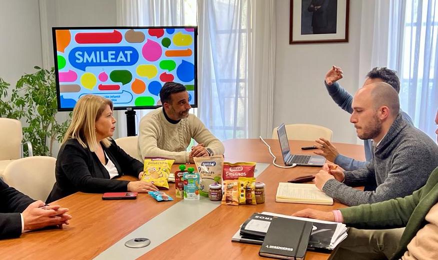 La alcaldesa, reunida con propietarios de Smileat.