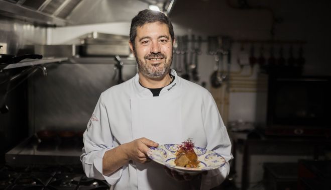 Marco Pengue, 'el chef del Carnaval', en la cocina de su restaurante en Bornos.