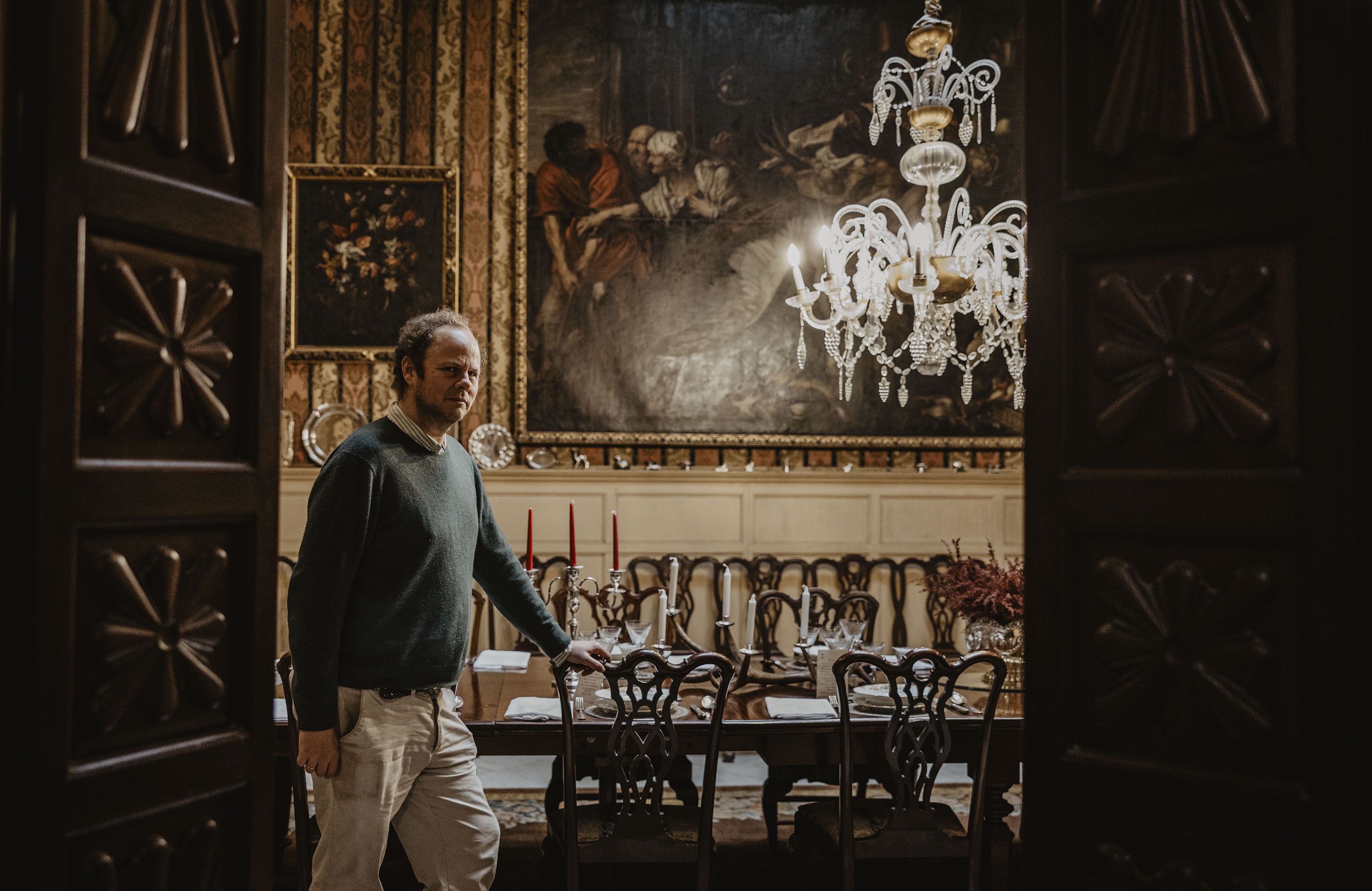 Álvaro Moreno Landahl posando ante la puerta de acceso al comedor.      ESTEBAN