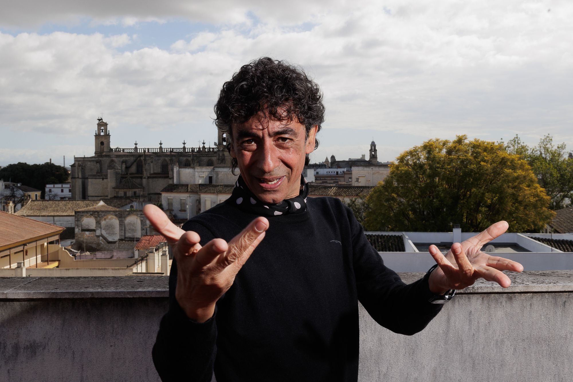 Bienvenidos a Santiago, la 'galaxia' de Tomasito, que posa en la azotea de su casa familiar en Jerez, tras la entrevista con lavozdelsur.es