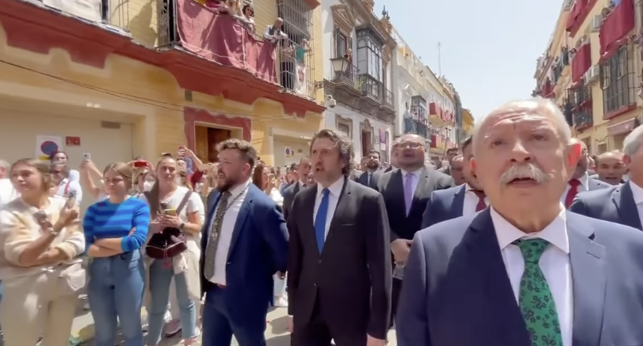 En primer término, Julio Pardo, tras el paso de la Esperanza de Triana donde cada año con su coro cantaba la marcha-plegaria 'Pureza Marinera'.