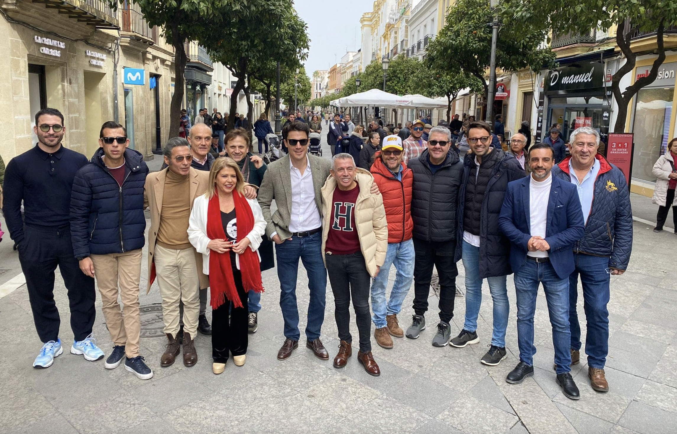 Diferentes artistas del mundo del espectáculo y la interpretación posan en la Calle Larga de Jerez. Diferentes artistas del mundo del espectáculo y la interpretación posan en la Calle Larga de Jerez.