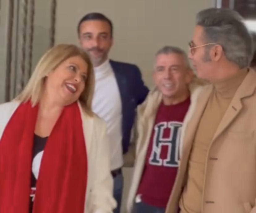 De la mano de El Turronero: así ha sido el paseo de la alcaldesa con Álex González, Pitingo o 'El Duque' por el centro de Jerez De la mano de El Turronero: así ha sido el paseo de la alcaldesa con Álex González, Pitingo o 'El Duque' por el centro de Jerez