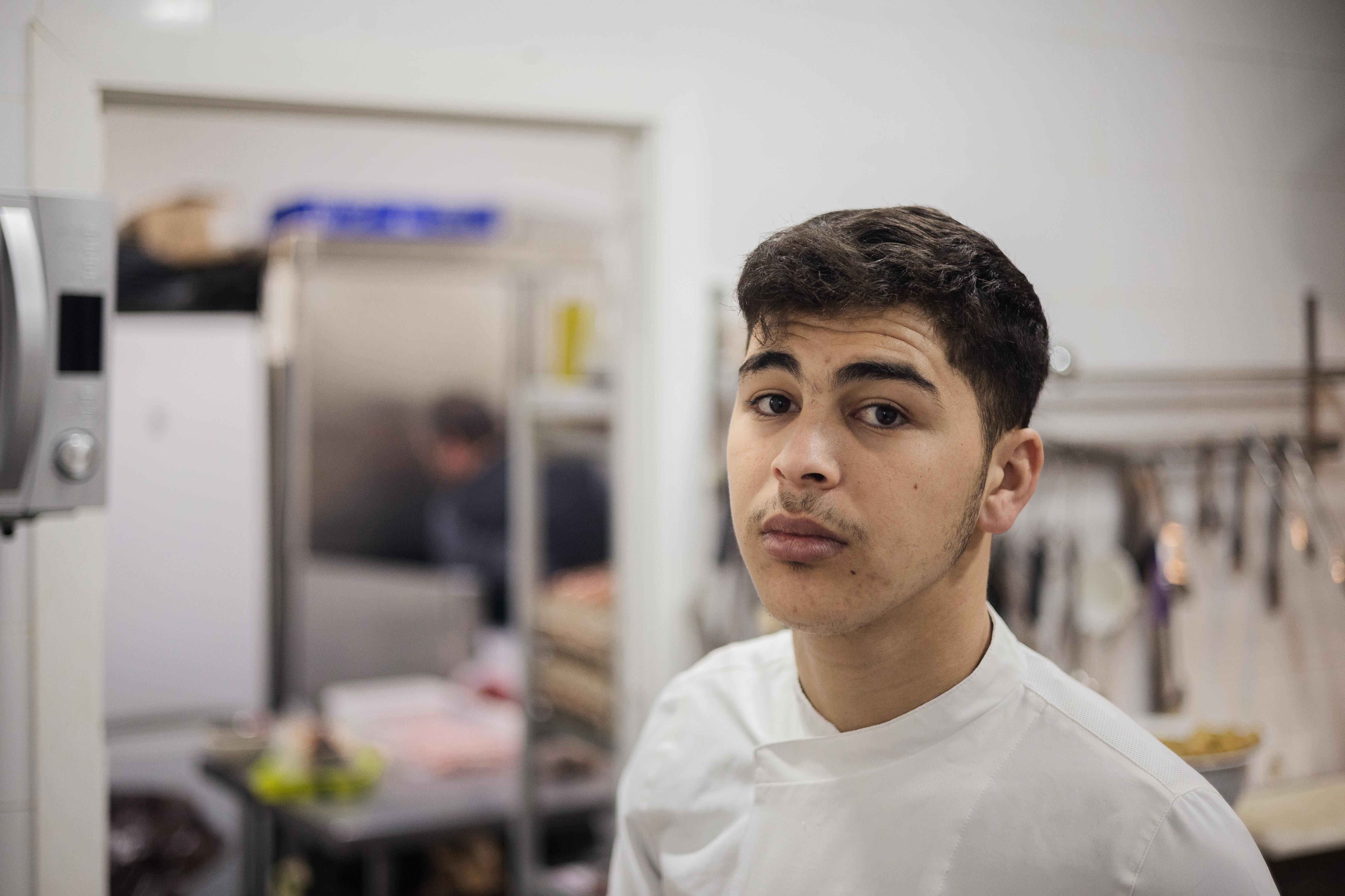 Primer plano del joven en su lugar de trabajo. 