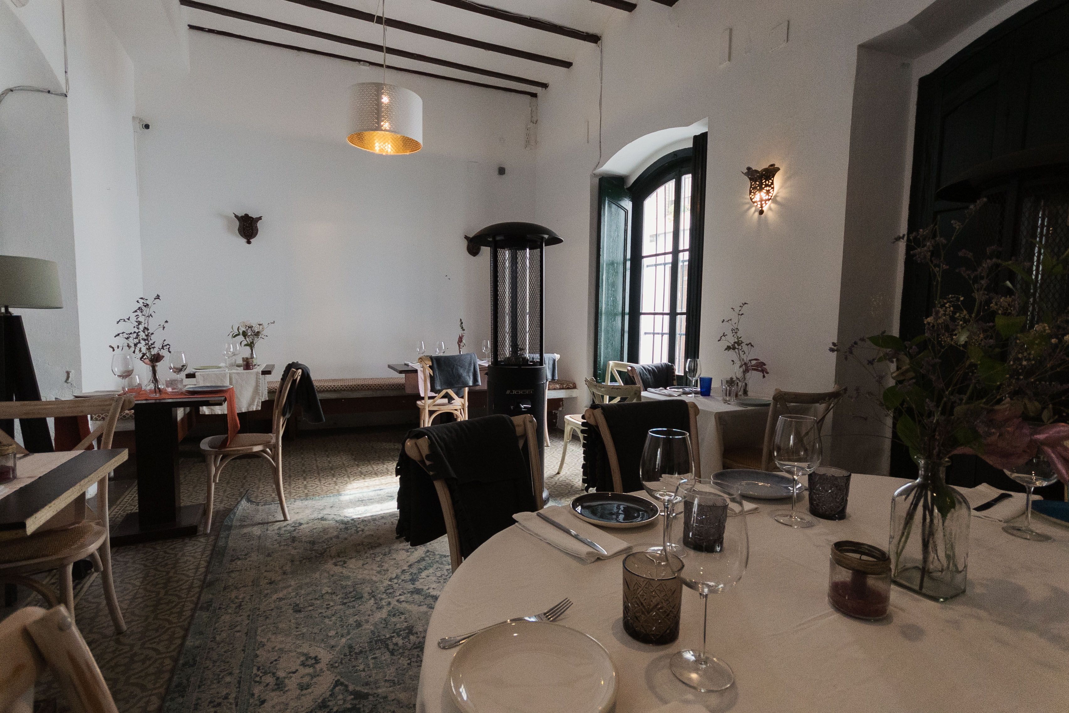 Uno de los comedores del restaurante en Conil. 