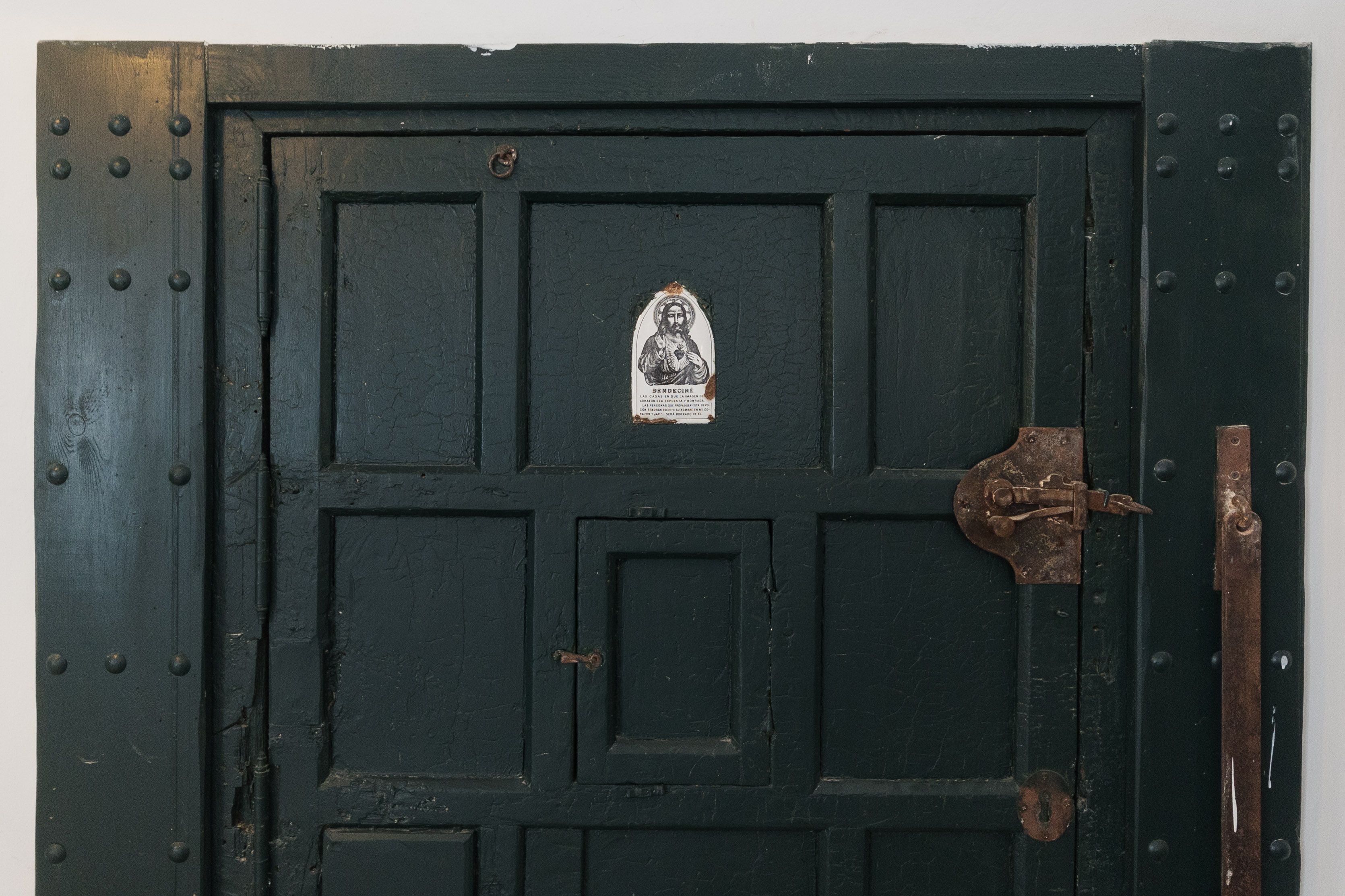 Detalle de una placa en una de las puertas del inmueble. 