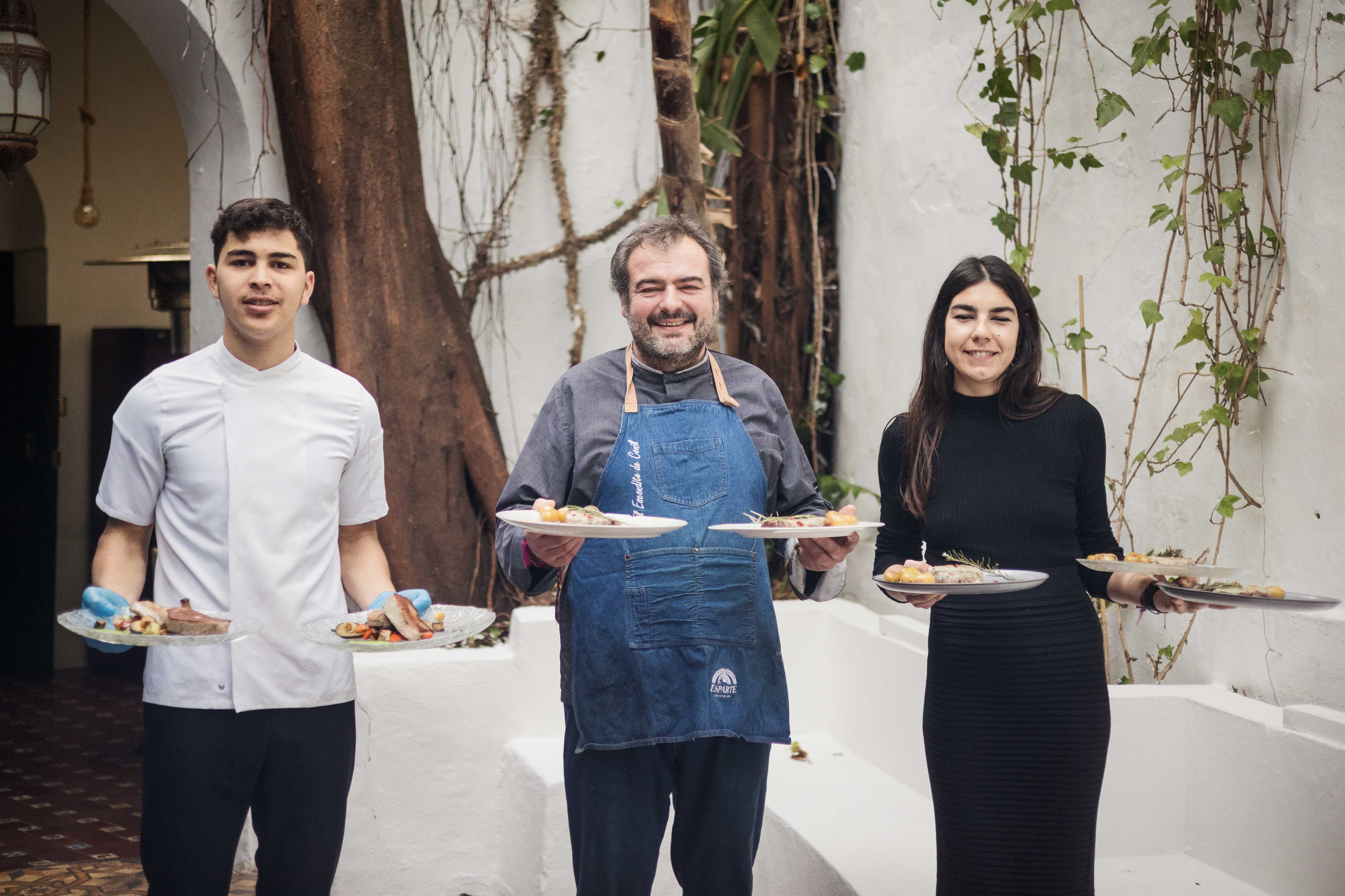 Oalid, Íñigo y Mai, el equipo de El Escondite en Conil. 