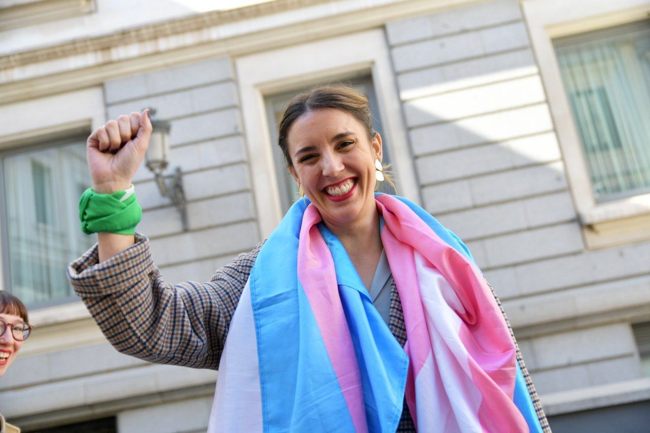 Irene Montero con la bandera verde a favor del aborto libre.  TWITTER.