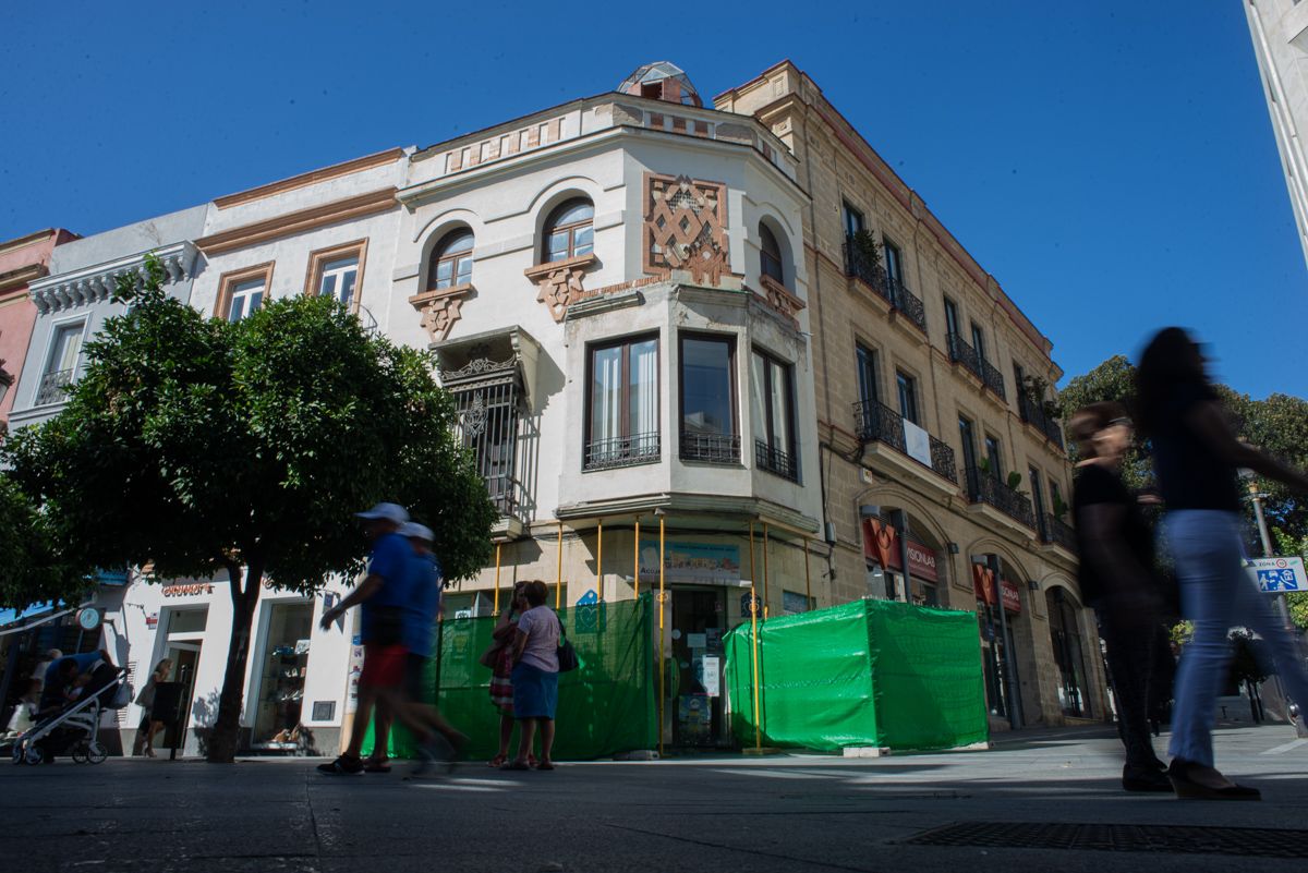 Imagen de las obras en la fachada de Larga, 39, actual sede de Acoje, en una imagen de archivo.