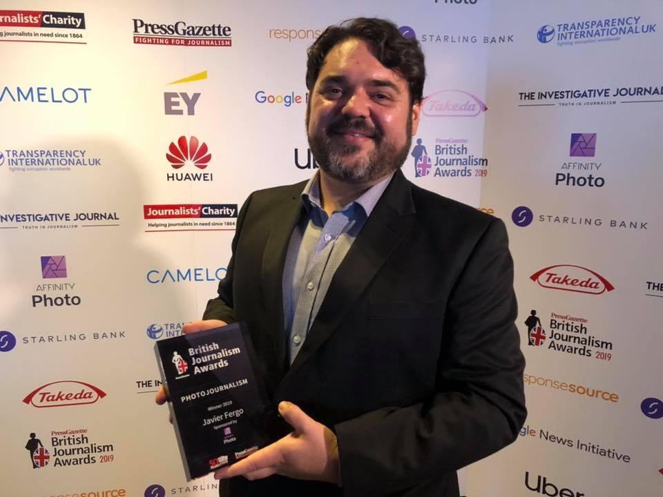 Javier Fergo, recogiendo el premio a Fotoperiodista del Año en Reino Unido.