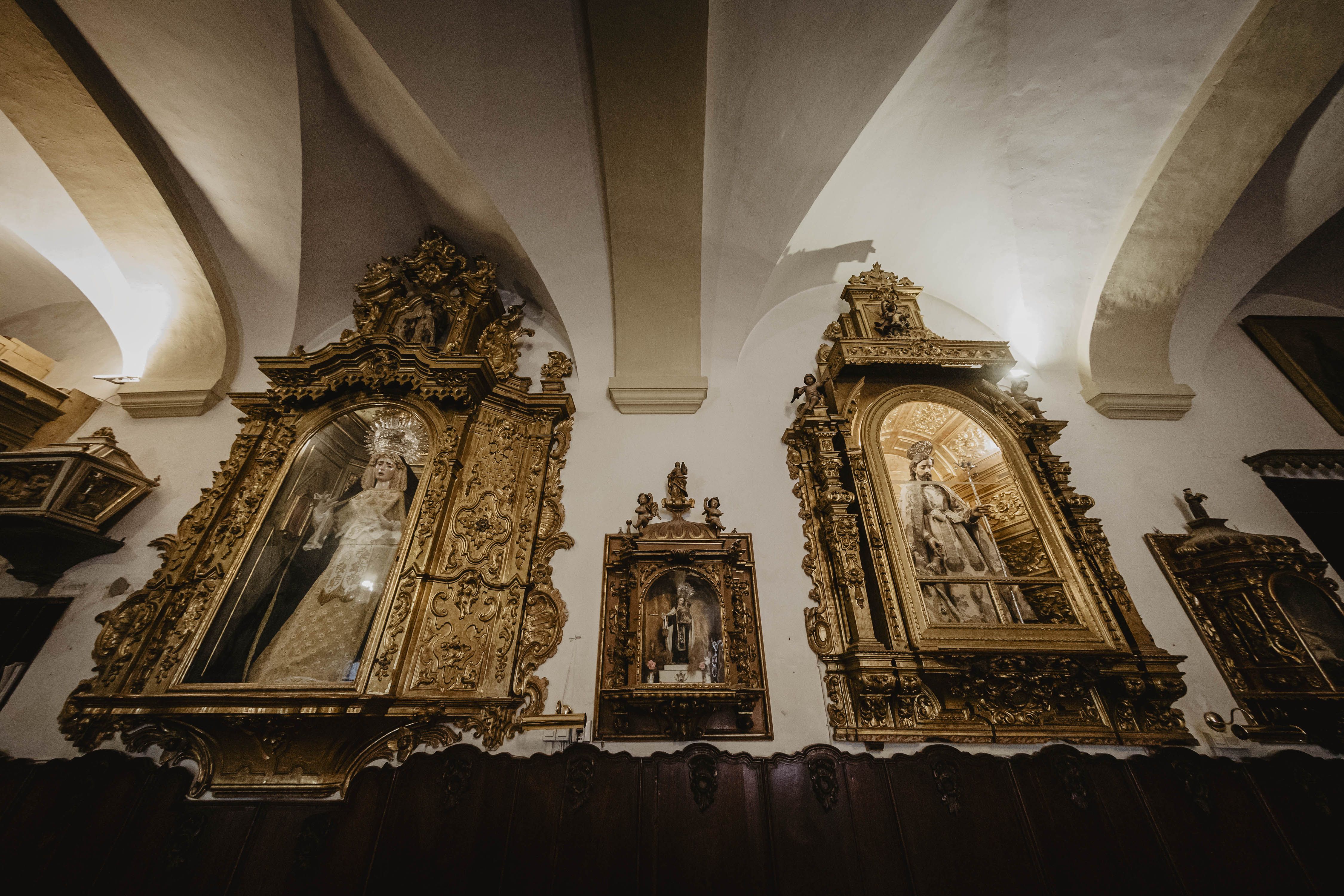 Dos d elos valiosos altares situados en el coro de las monjas.     ESTEBAN