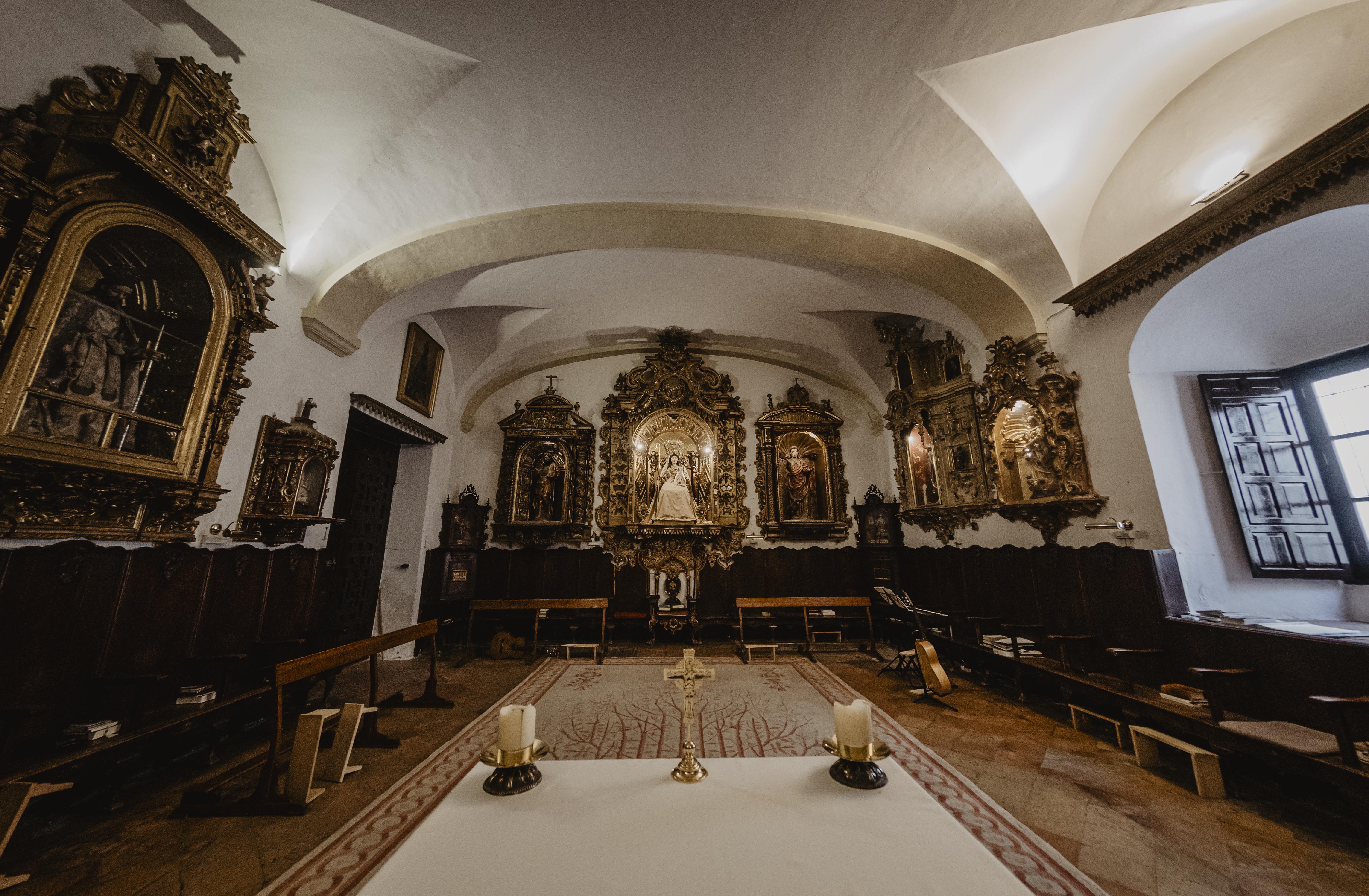 El recinto interno tras la reja que atesora un valor artístico singular.      ESTEBAN