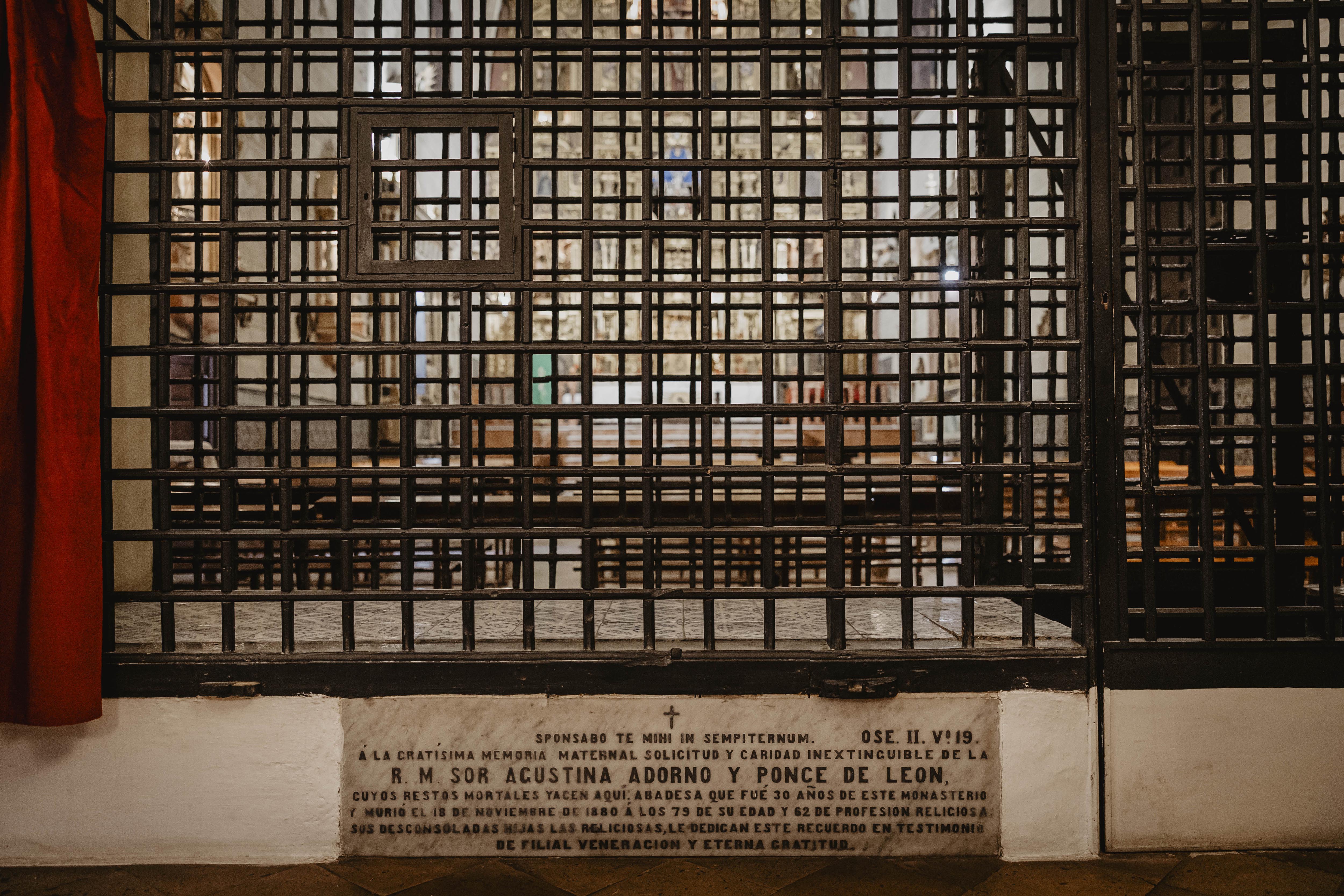 Detalle de la tupida reja signo de la estricta clausura  que impedía ver a las monjas quienes entraban en el templo.    ESTEBAN
