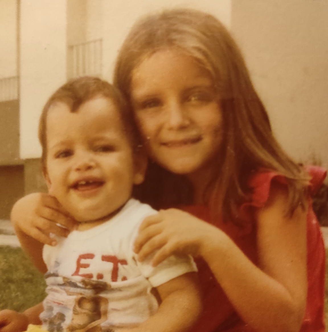 Eva con su hermano Jesús, de pequeños.