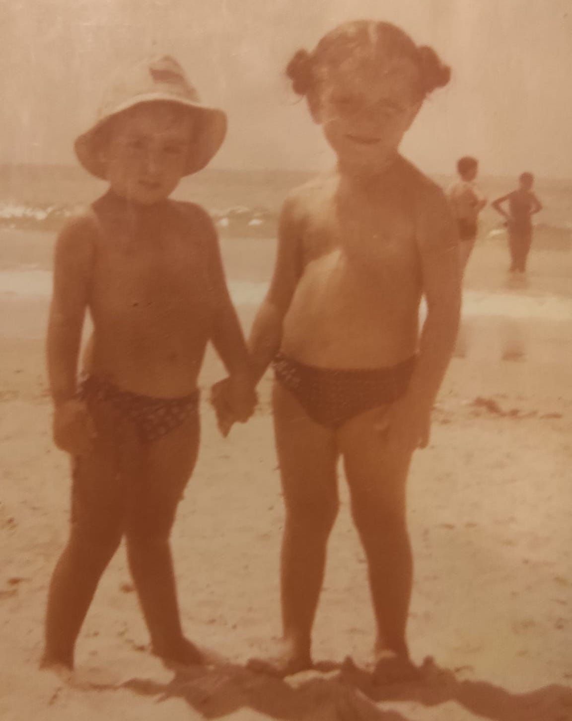 Eva, en la playa, de pequeña,