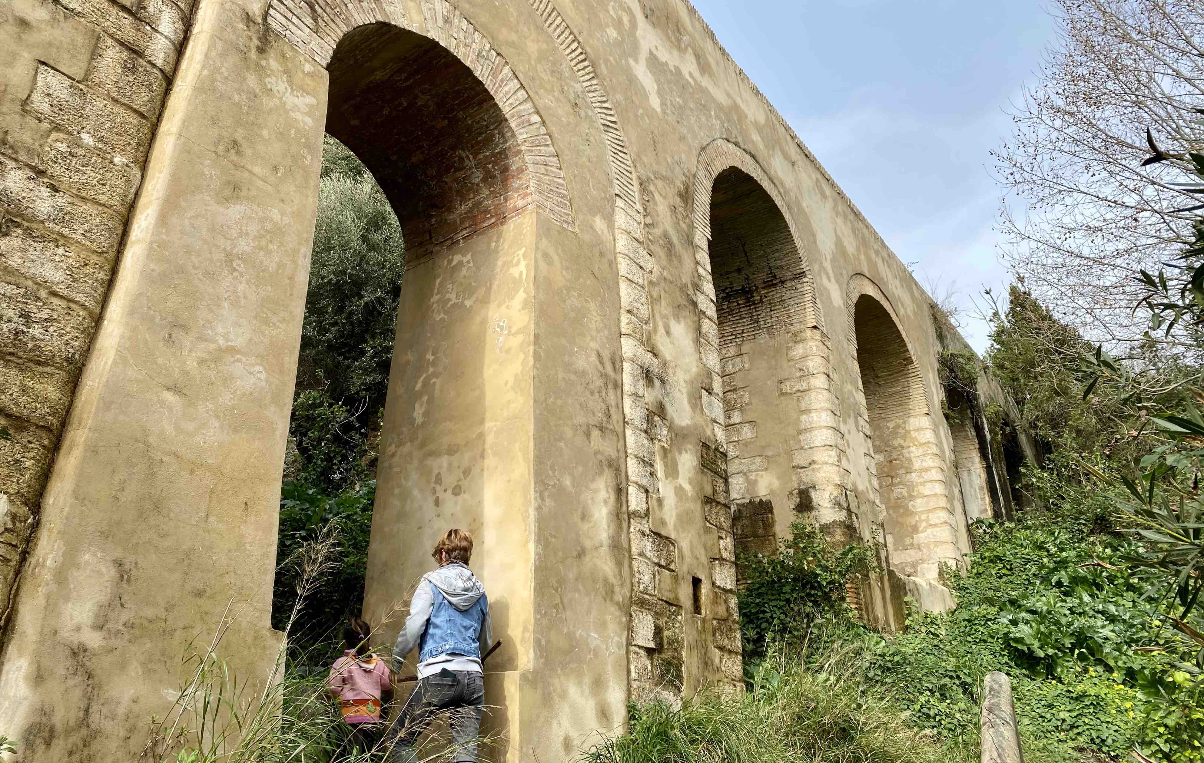 Restos de acueducto en Santa Lucía, a tres kilómetros de Vejer de la Frontera.