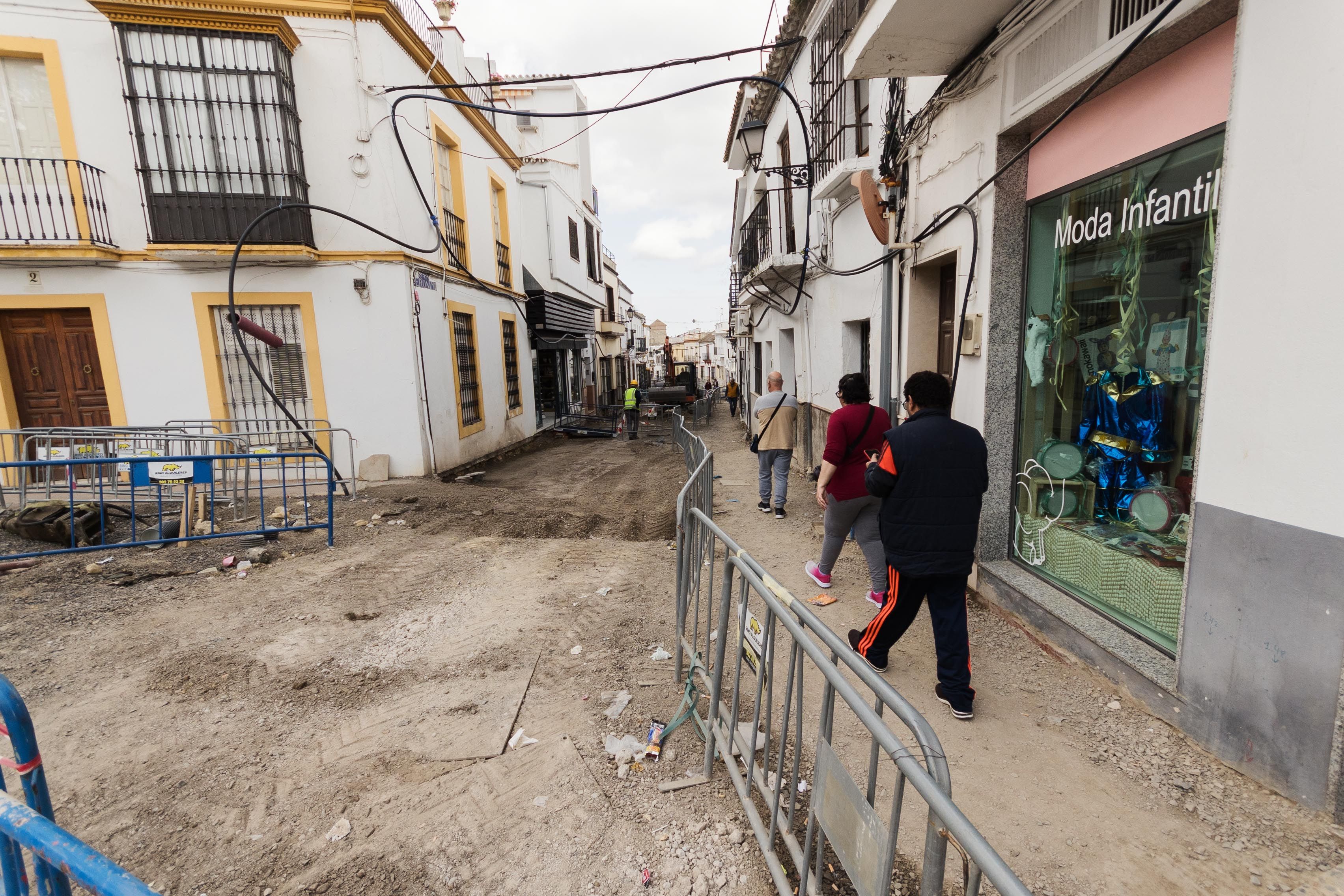 Vecinos, andando por dificultad por el entorno del Palacio de los Ribera de Bornos.