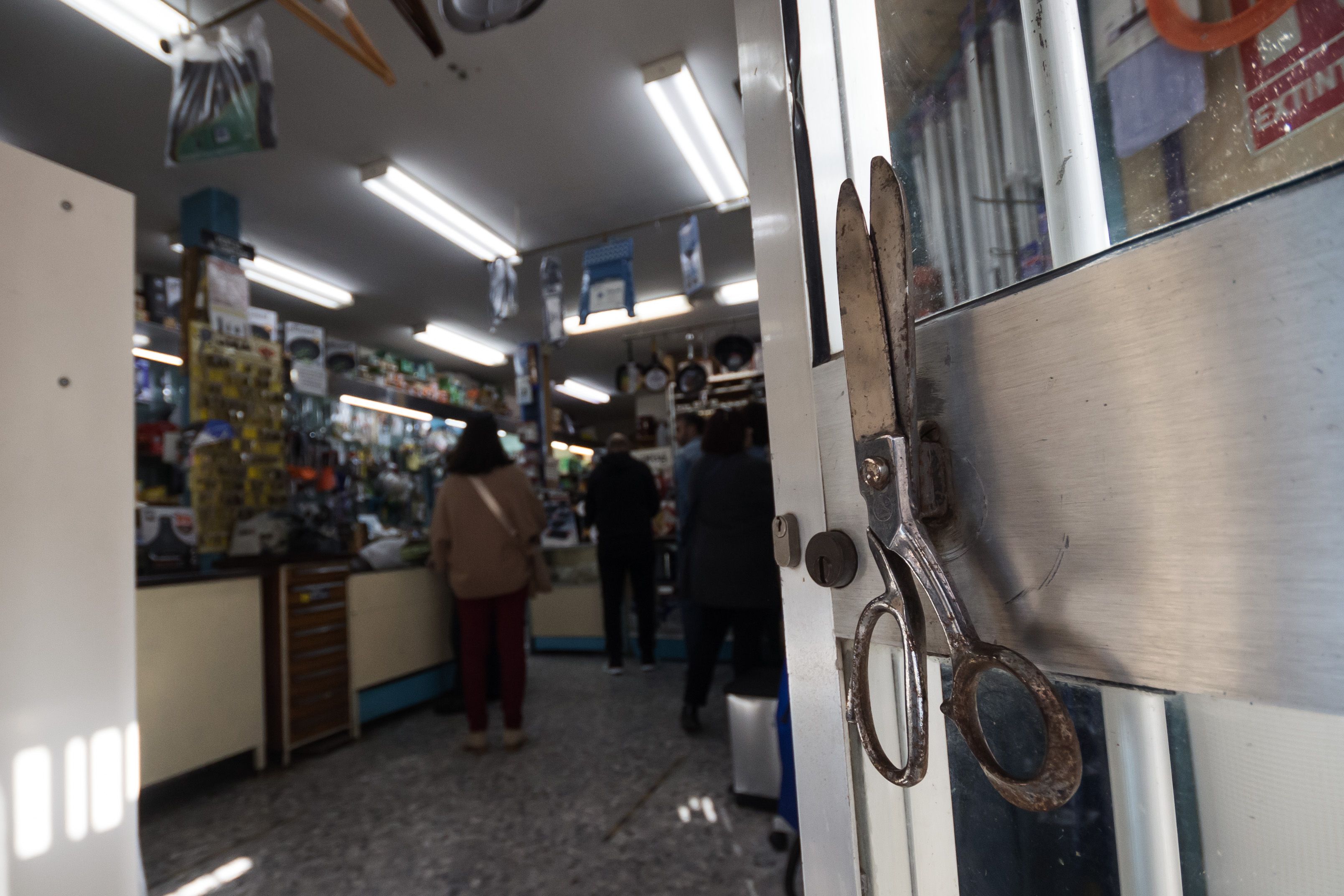 La puerta de acceso con la gran tijera que sirve de tirador.     MANU GARCÍA