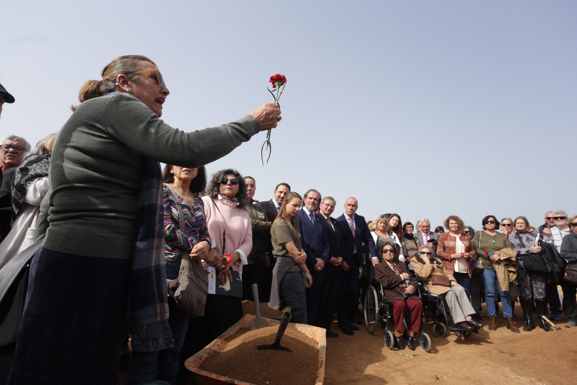 Una familiar de un represaliado, en la fosa de Pico Reja, una de las exhumaciones donde ha participado la Junta.