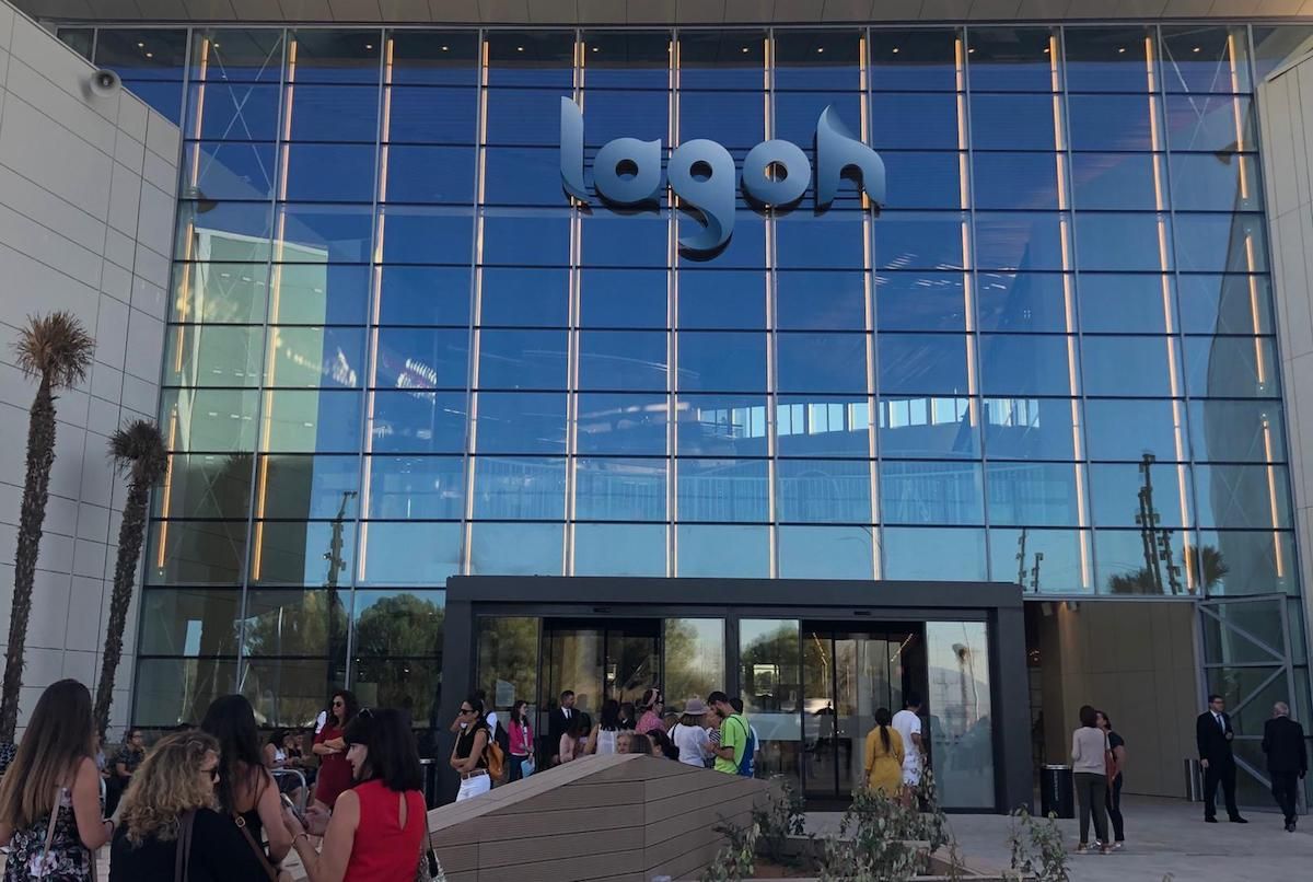 Entrada de Lagoh, uno de los grandes centros comerciales de Sevilla. Entrada de Lagoh, uno de los grandes centros comerciales de Sevilla.