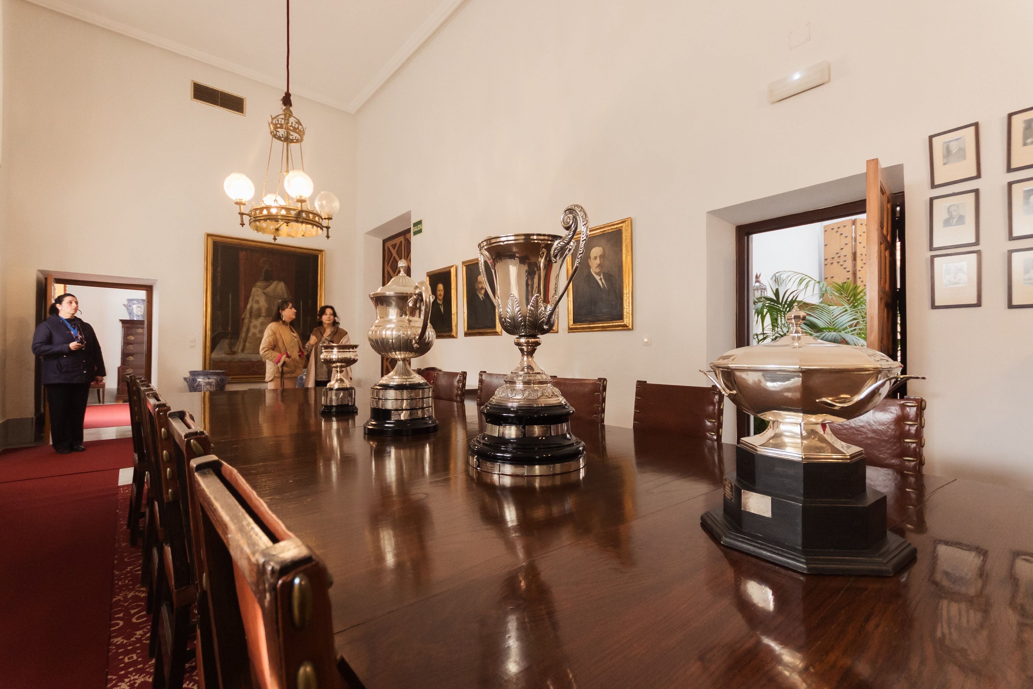 La sala de consejos en la que se ven trofeos y galardones logrados por la bodega.     MANU GARCÍA